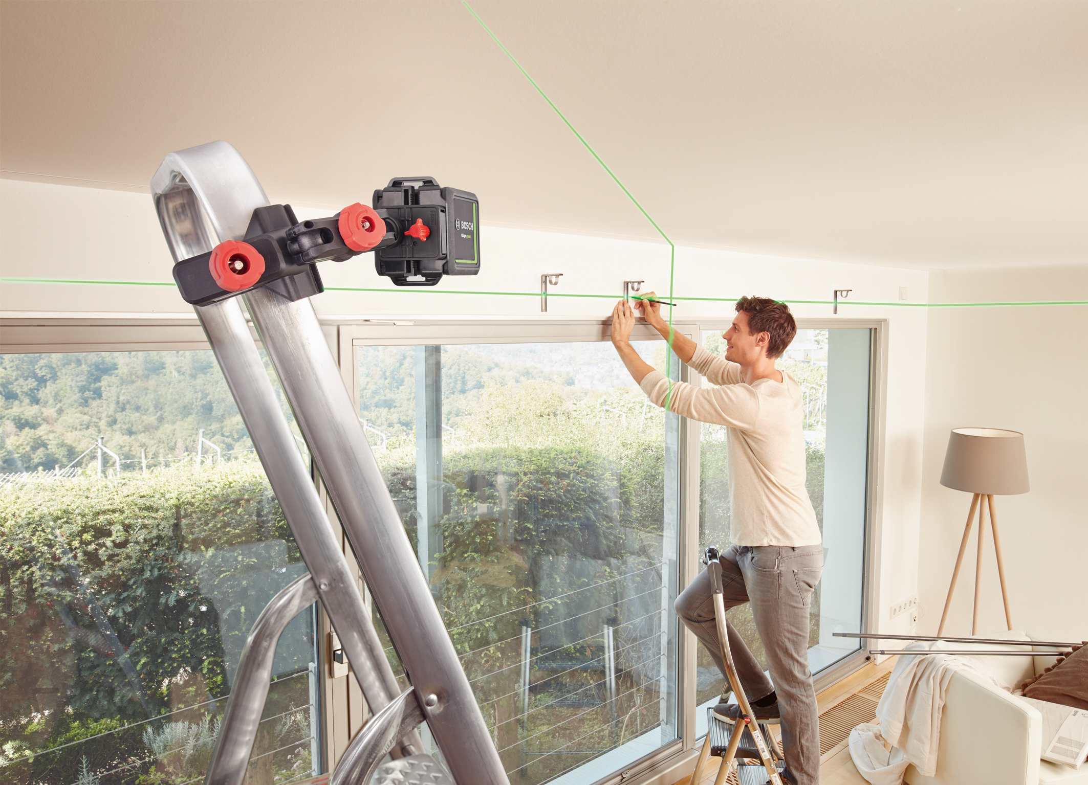 Easy alignment in all lighting conditions: Quigo Green cross line laser from Bosch