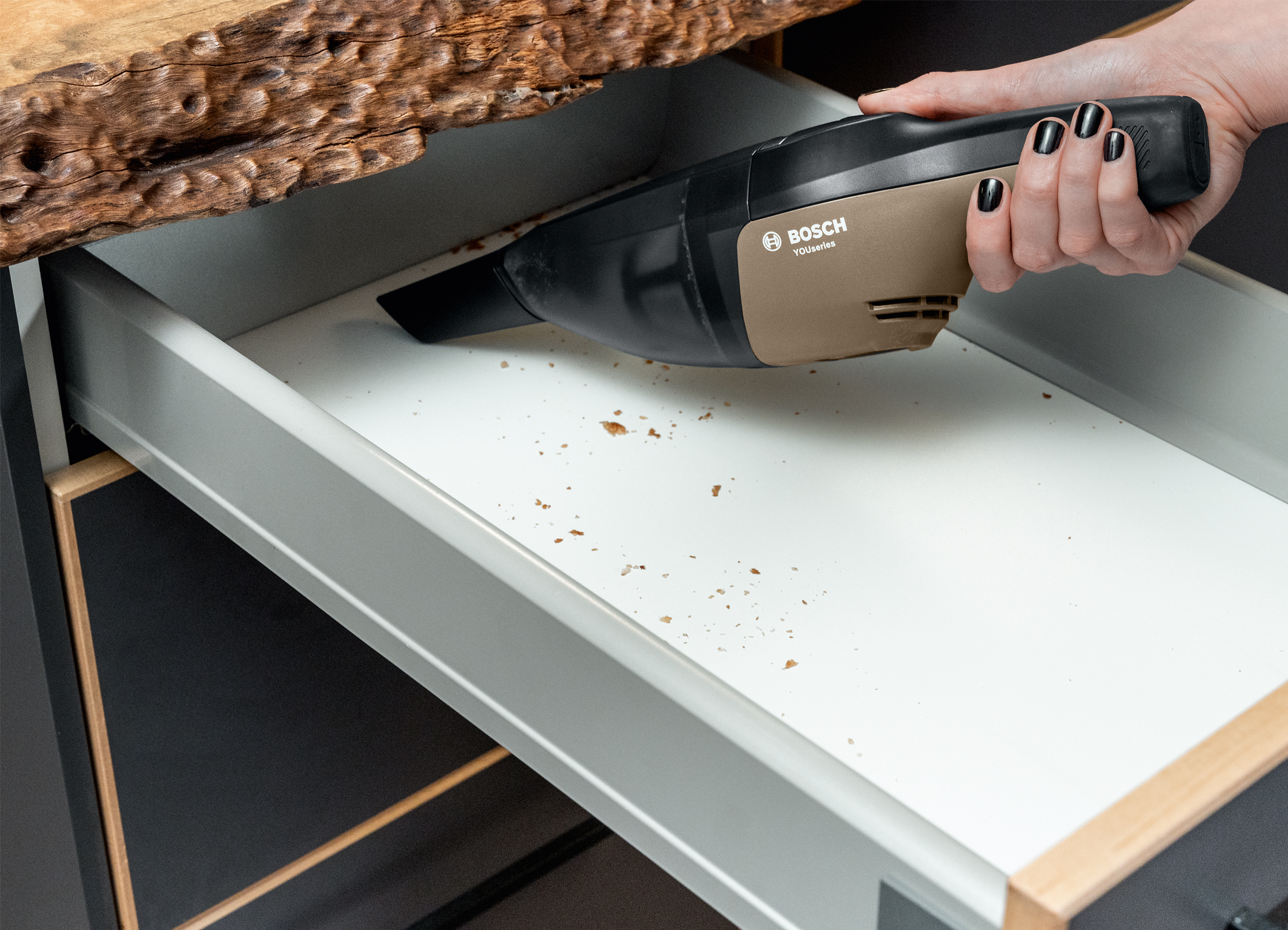 A universal everyday helper – vacuuming with style: The cordless hand-held vacuum cleaner from the YouSeries