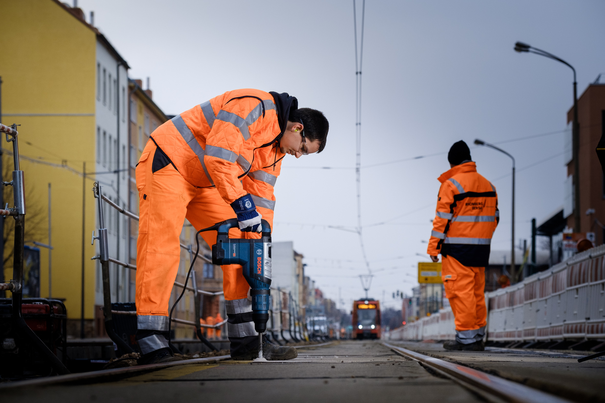 On board with reinforced concrete:  Bosch SDS max-8X hammer drill proves itself in railway construction