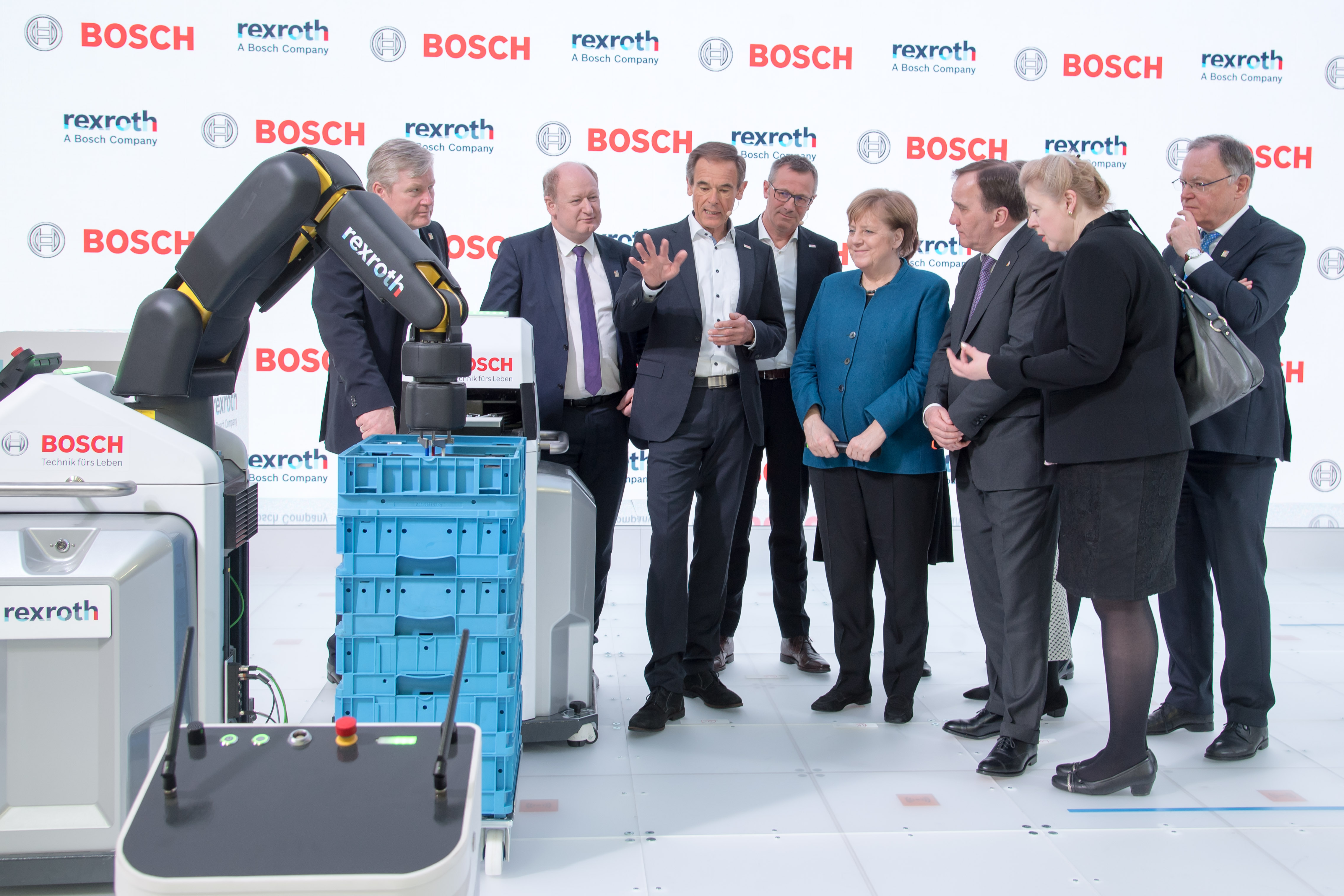 Bundeskanzlerin Angela Merkel und der schwedische Ministerpräsident Stefan Löfven besuchen den Bosch-Stand auf der Hannover Messe 2019. Im Fokus stehen autonome Transportsysteme und intelligente Robotik.