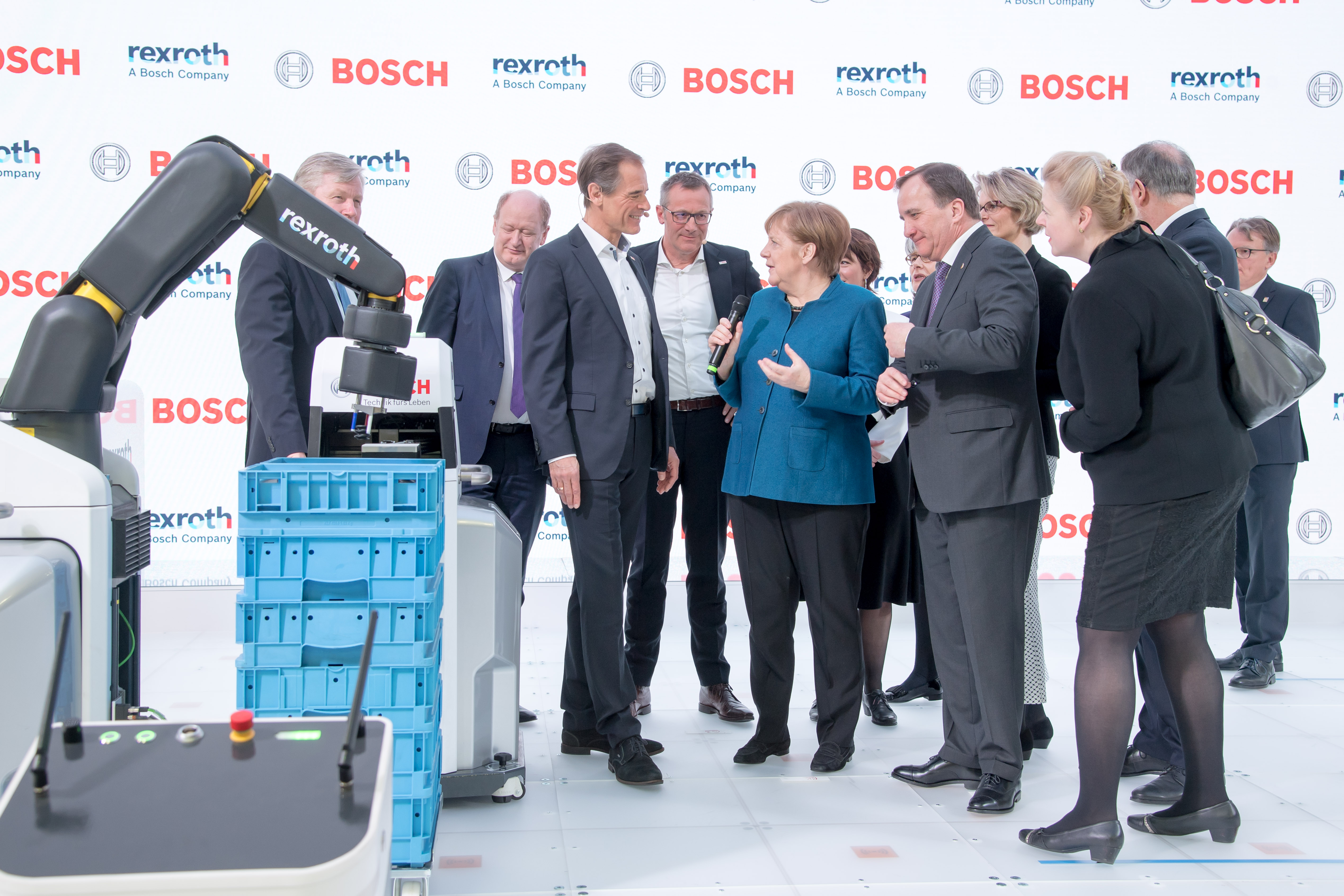 Bundeskanzlerin Angela Merkel und der schwedische Ministerpräsident Stefan Löfven besuchen den Bosch-Stand auf der Hannover Messe 2019. Im Fokus stehen autonome Transportsysteme und intelligente Robotik.