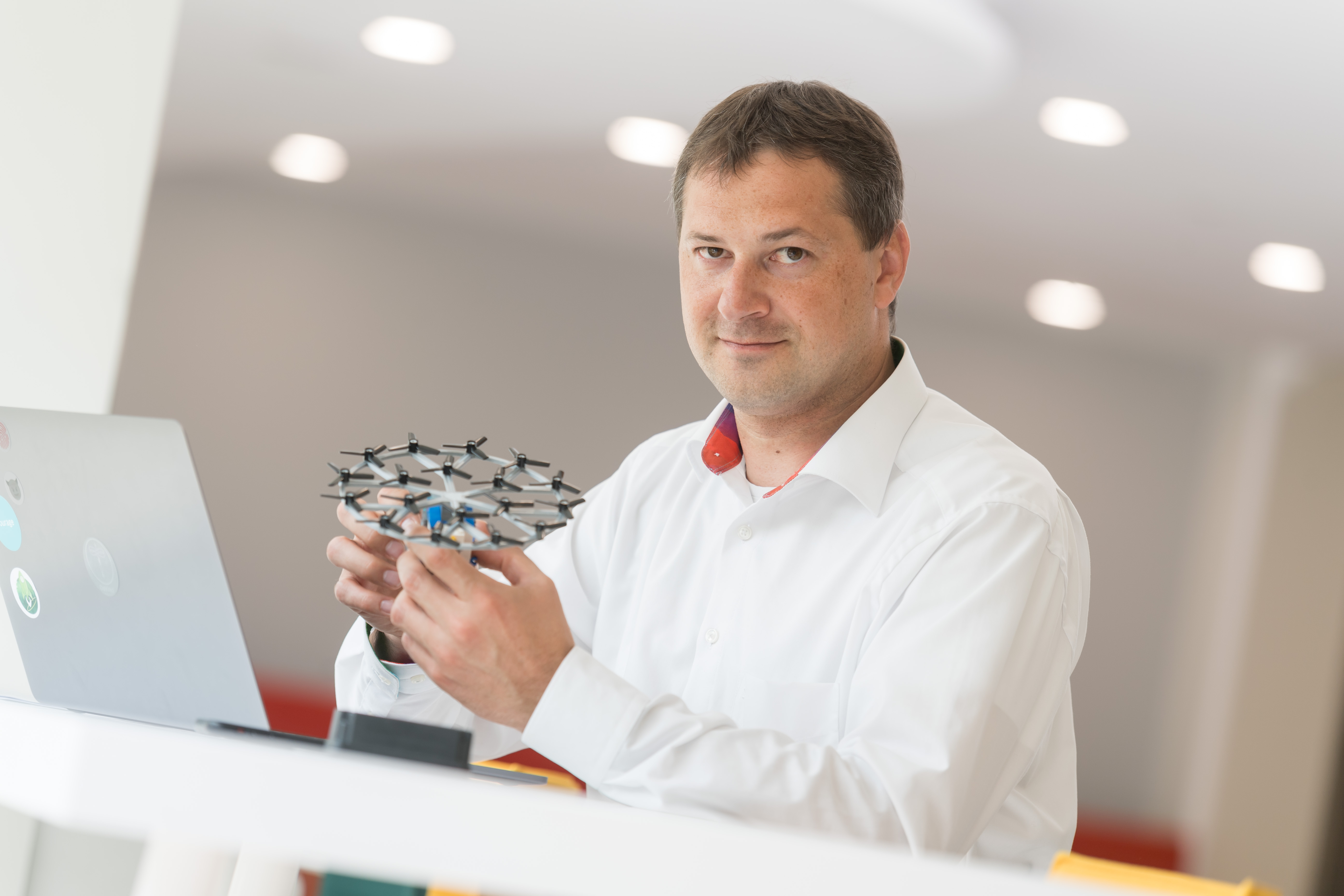 Marcus Parentis, Leiter des Technik-Teams bei Bosch, das sich um Steuergeräte der elektrisch betriebenen Kleinflugzeuge kümmert