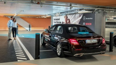 Weltpremiere: Bosch und Daimler erhalten Zulassung für fahrerloses Parken ohne m ...