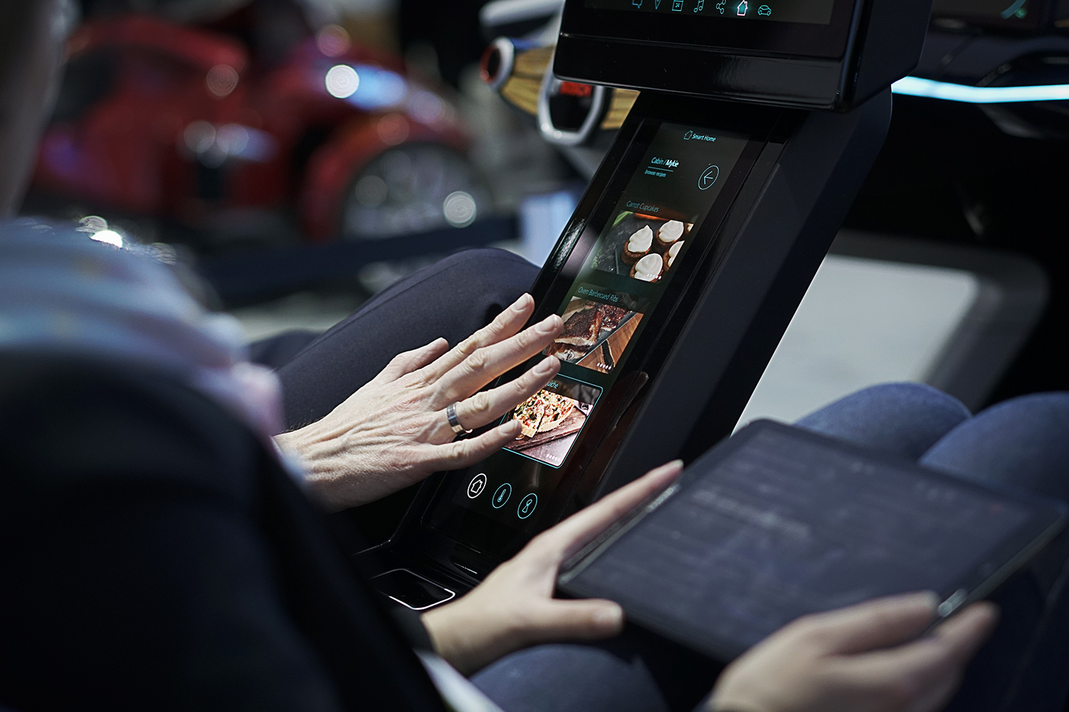 Digitale Anzeigen und Sprachassistenten  revolutionieren das Autofahren