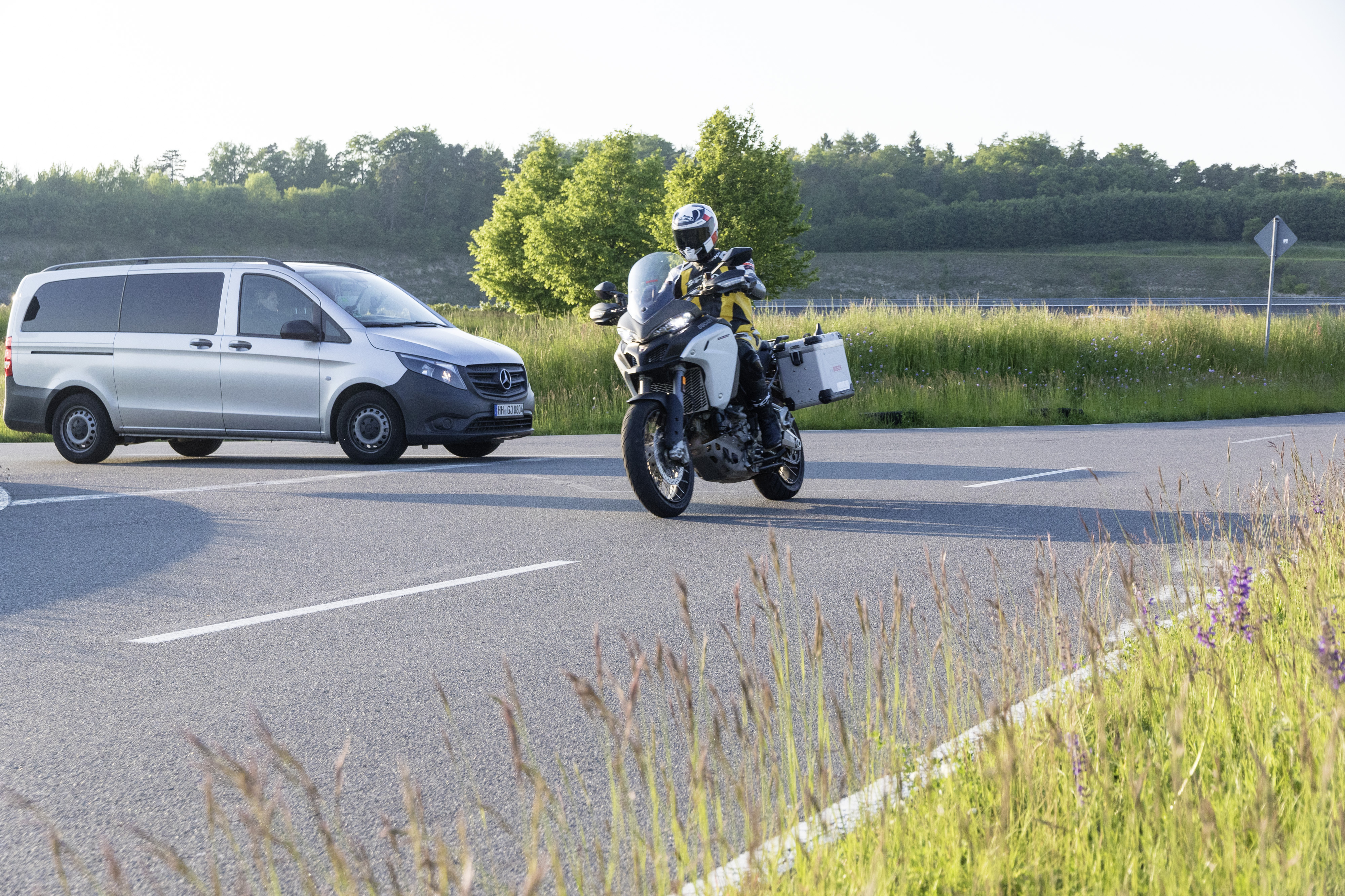 Bosch will mit seiner Motorrad-zu-Auto-Kommunikation das Risiko von Unfällen reduzieren