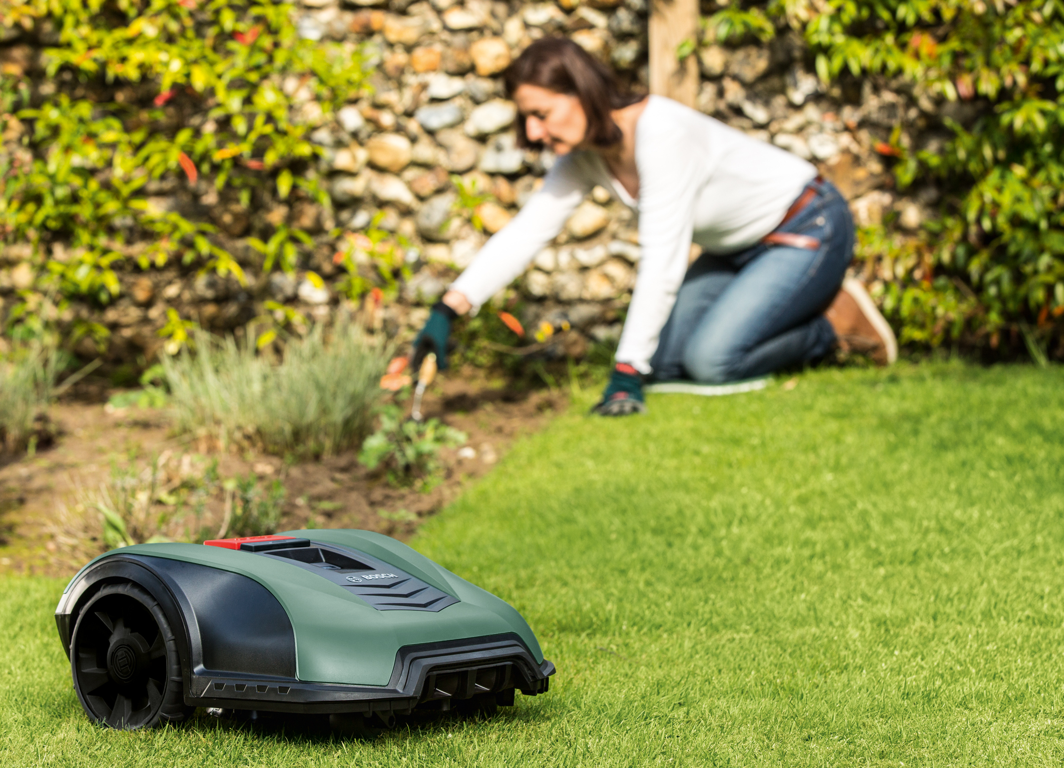 Unique thanks to autonomous measurement of the lawn area: Bosch robotic lawnmowers Indego M 700 and Indego M+ 700