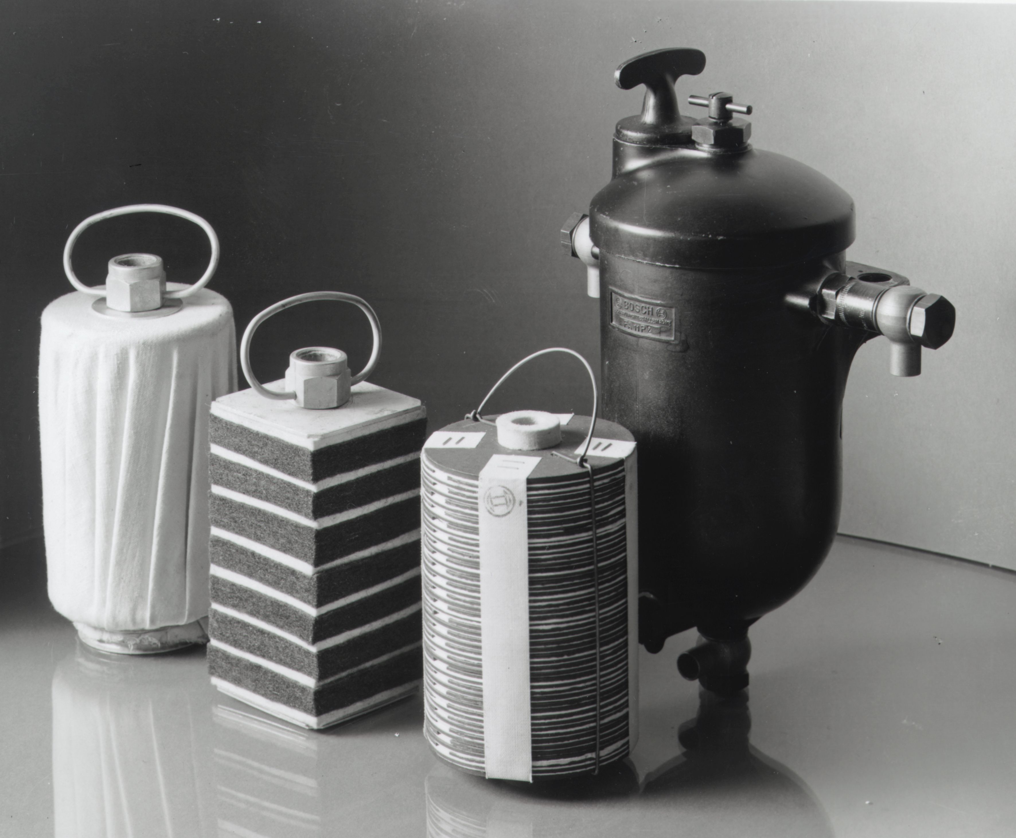 Historisches Produktfoto von 1939: Bosch Kraftstofffilter mit verschiedenen Einsätzen