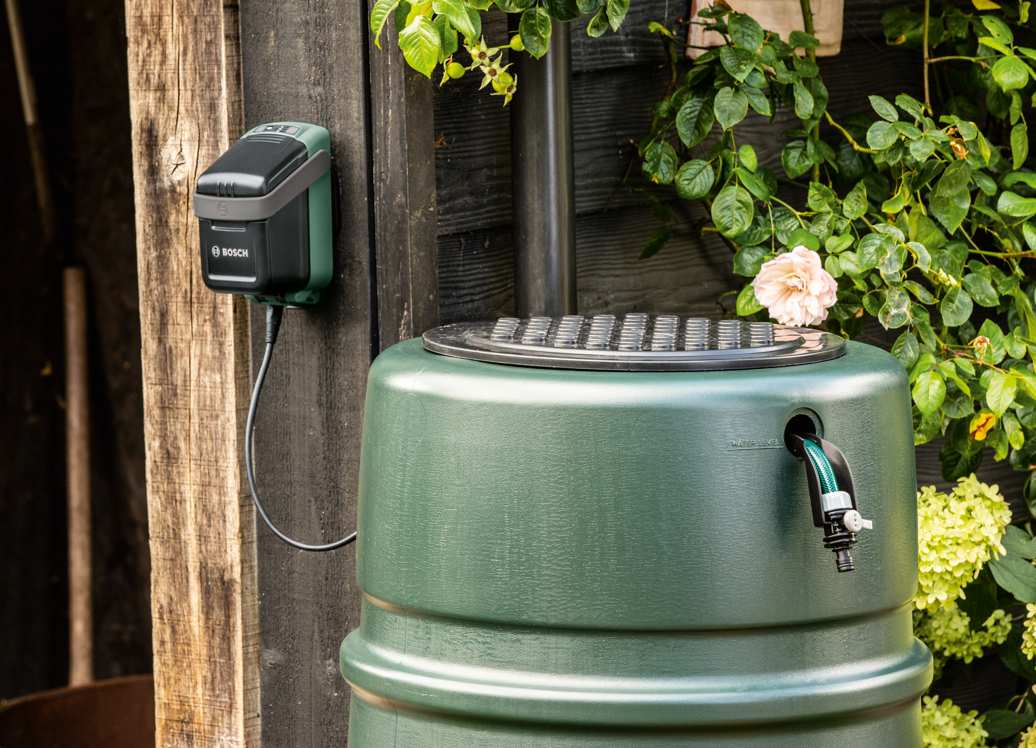 Comfortable and sustainable garden watering: First cordless rainwater pump in the “Power for All” system from Bosch