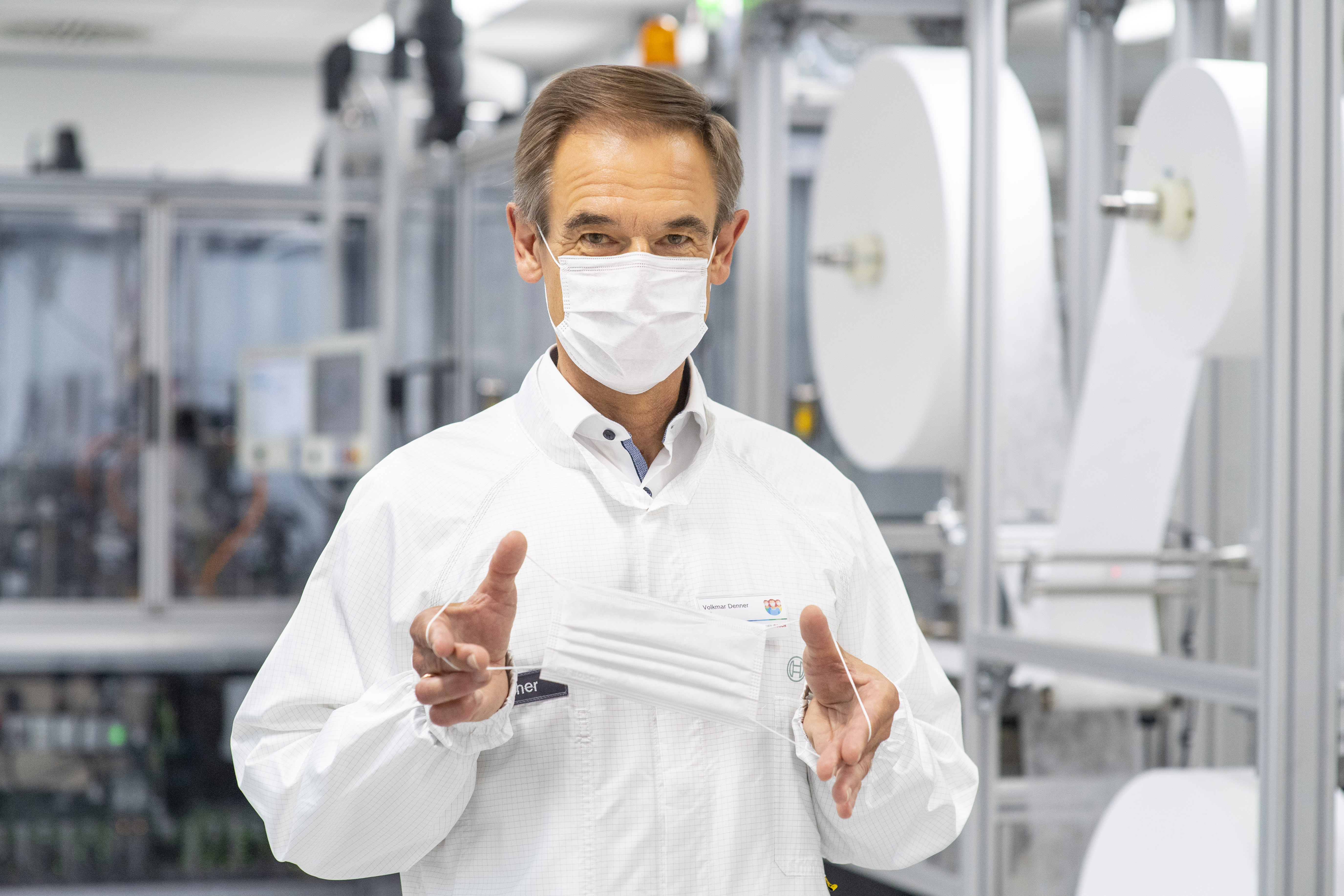 Bosch-Chef Dr. Volkmar Denner nimmt Spezialanlage zur Fertigung von Mund-Nasen-Bedeckungen in Betrieb.