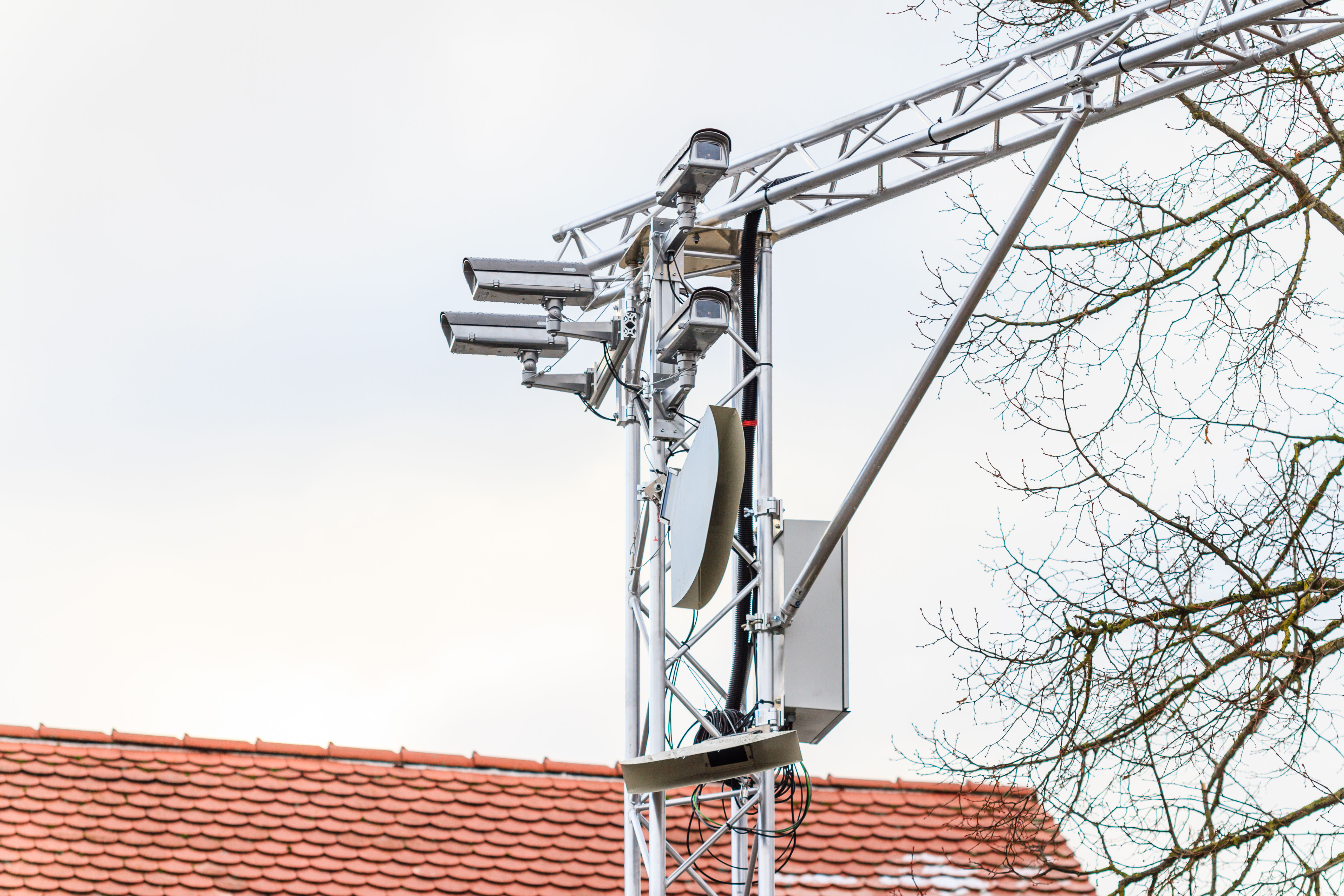 Sensors in streetlights allow early detection of objects, even if obscured