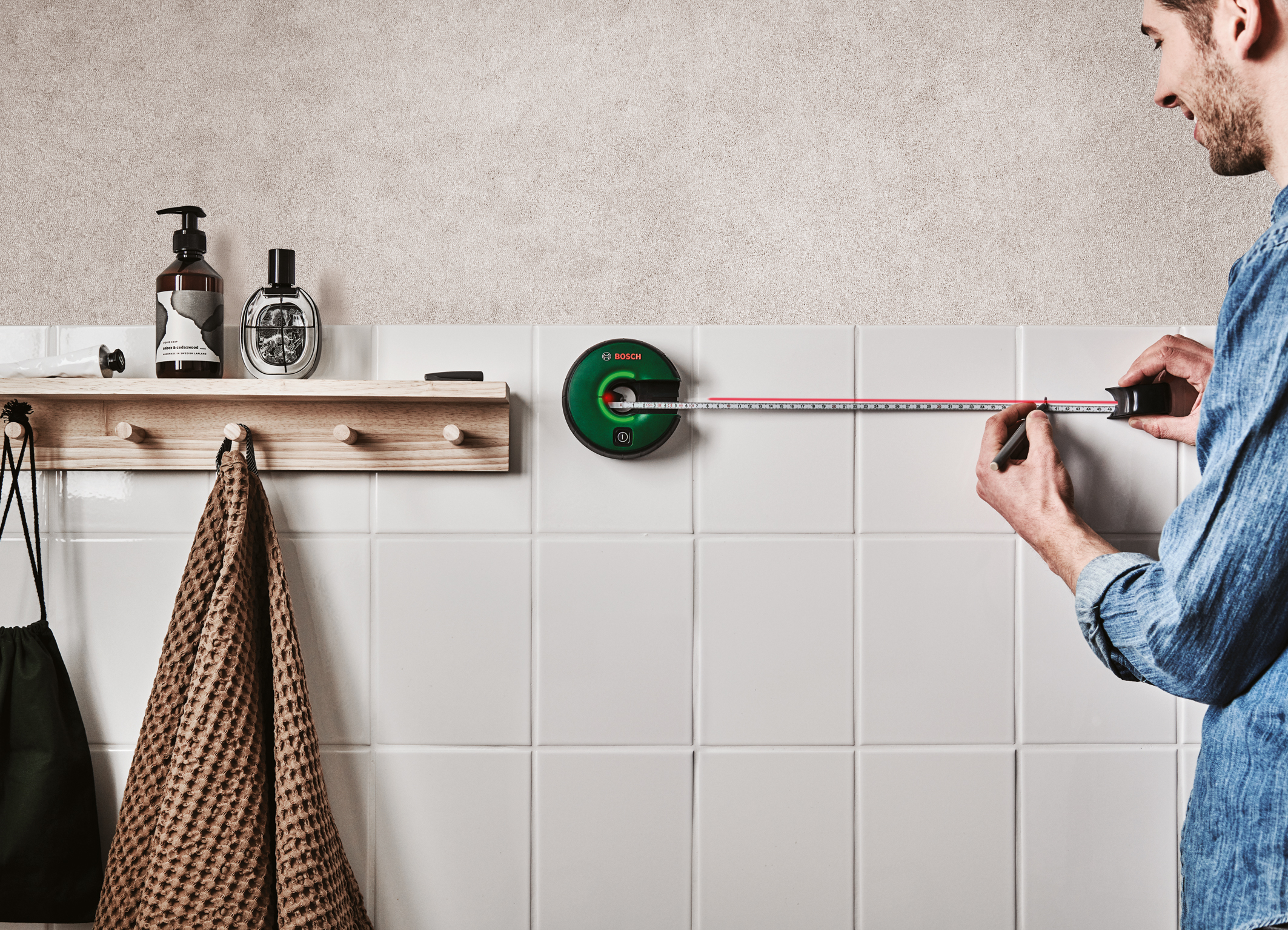 Easy attachment, alignment, measurement ‒ all in one: Line laser Atino from Bosch for DIY users