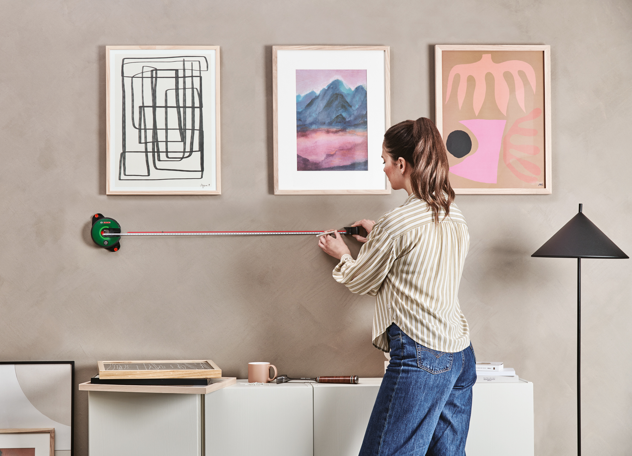 Flexible Befestigung an unterschiedlichen Oberflächen: Linienlaser Atino von Bosch für Heimwerker