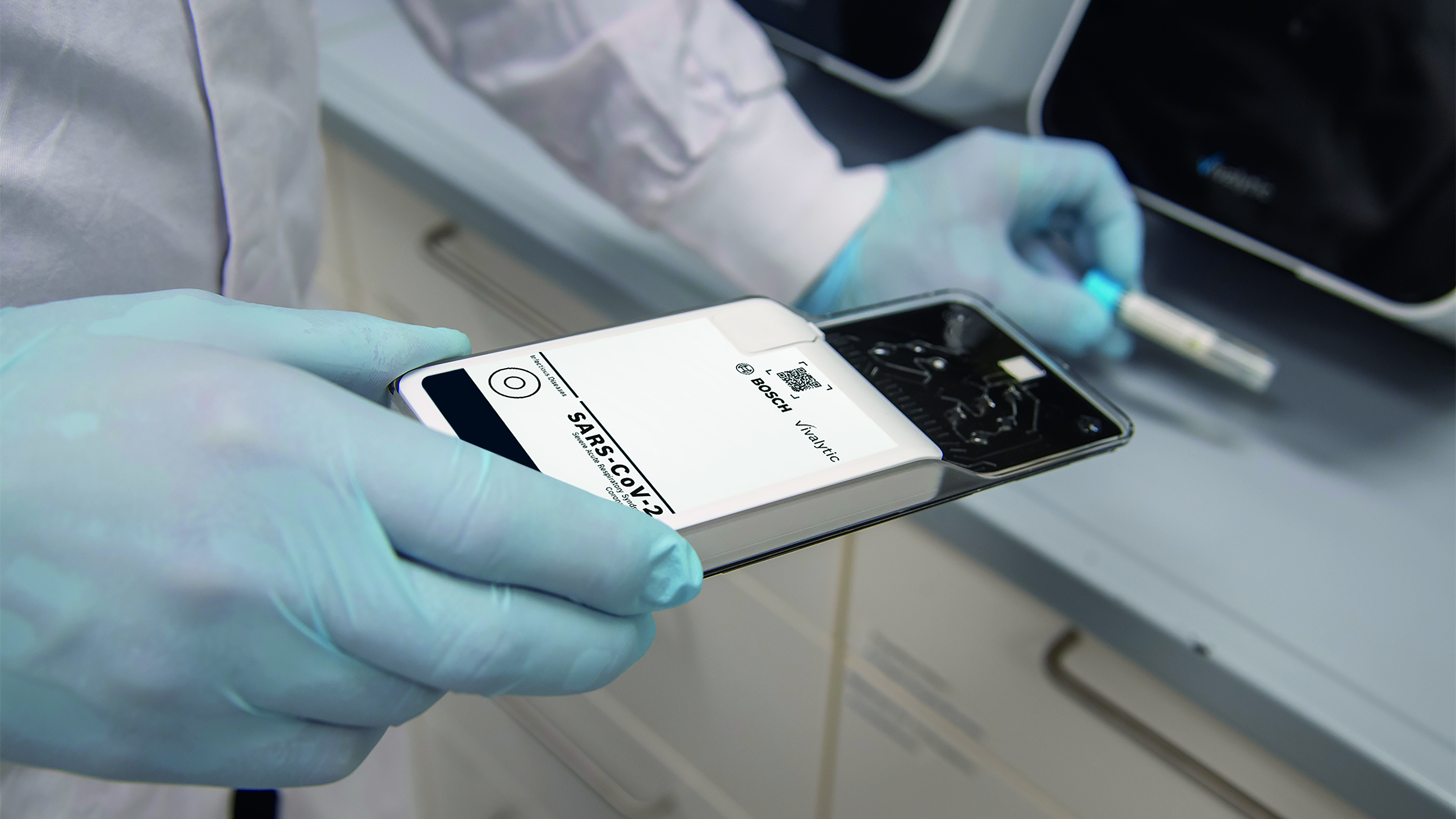 Analyser with SARS-CoV-2 test cartridge