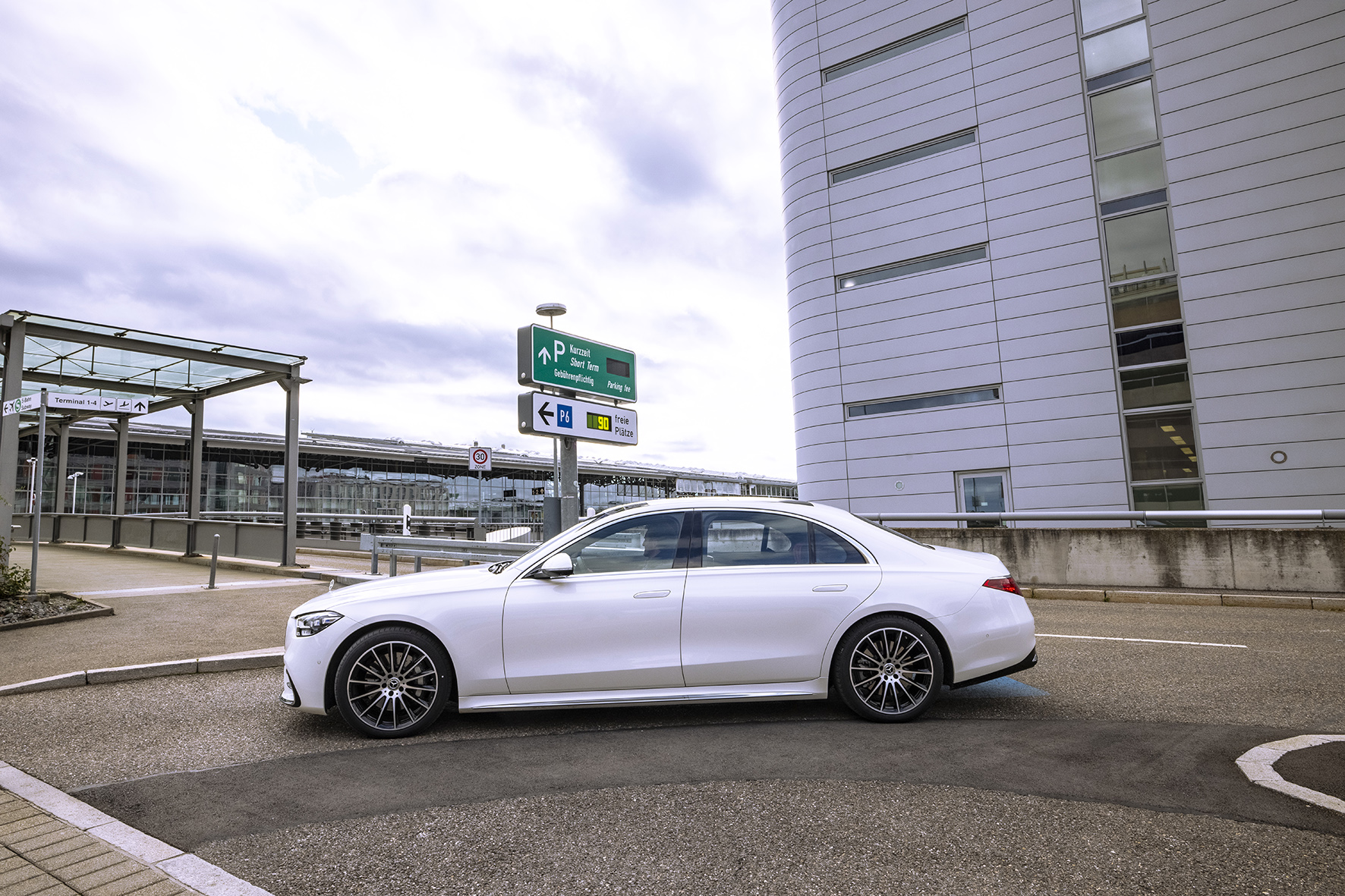 Vollautomatisiertes und fahrerloses Parken kommt an den Flughafen Stuttgart