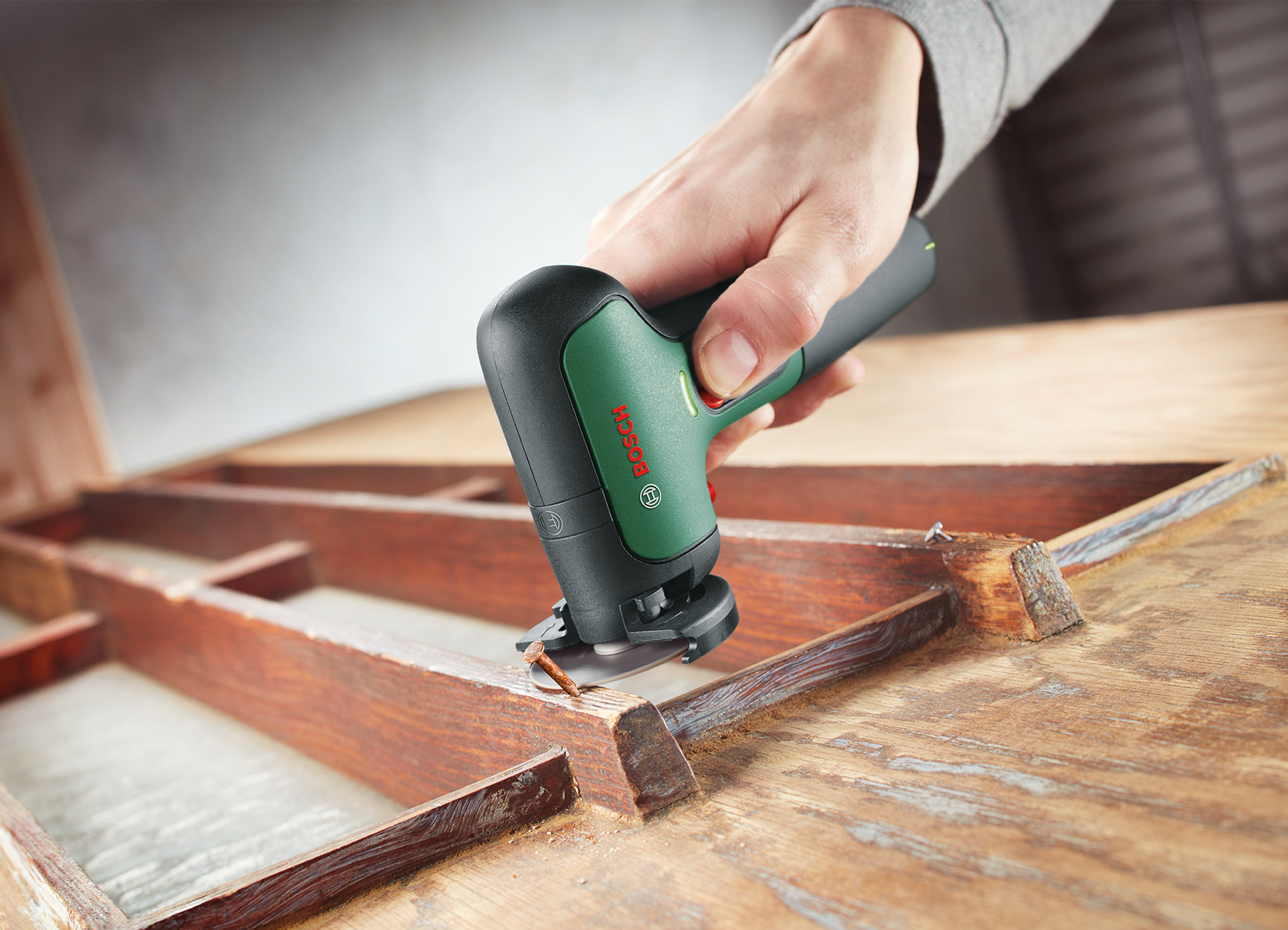 Light, compact, quiet: The EasyCut&Grind from Bosch