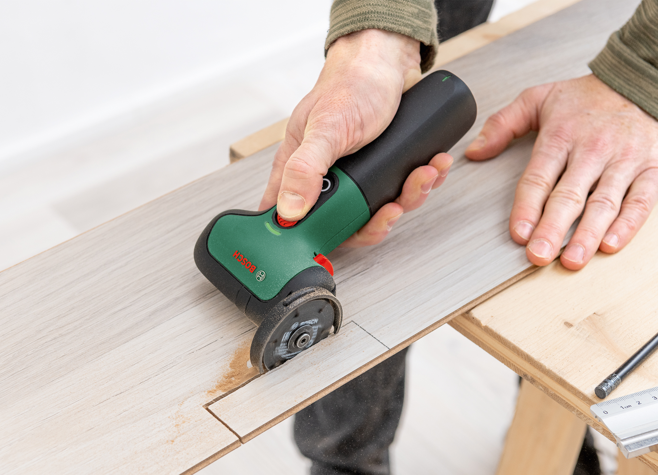 Der ideale Helfer für viele DIY-Projekte: Der EasyCut&Grind von Bosch