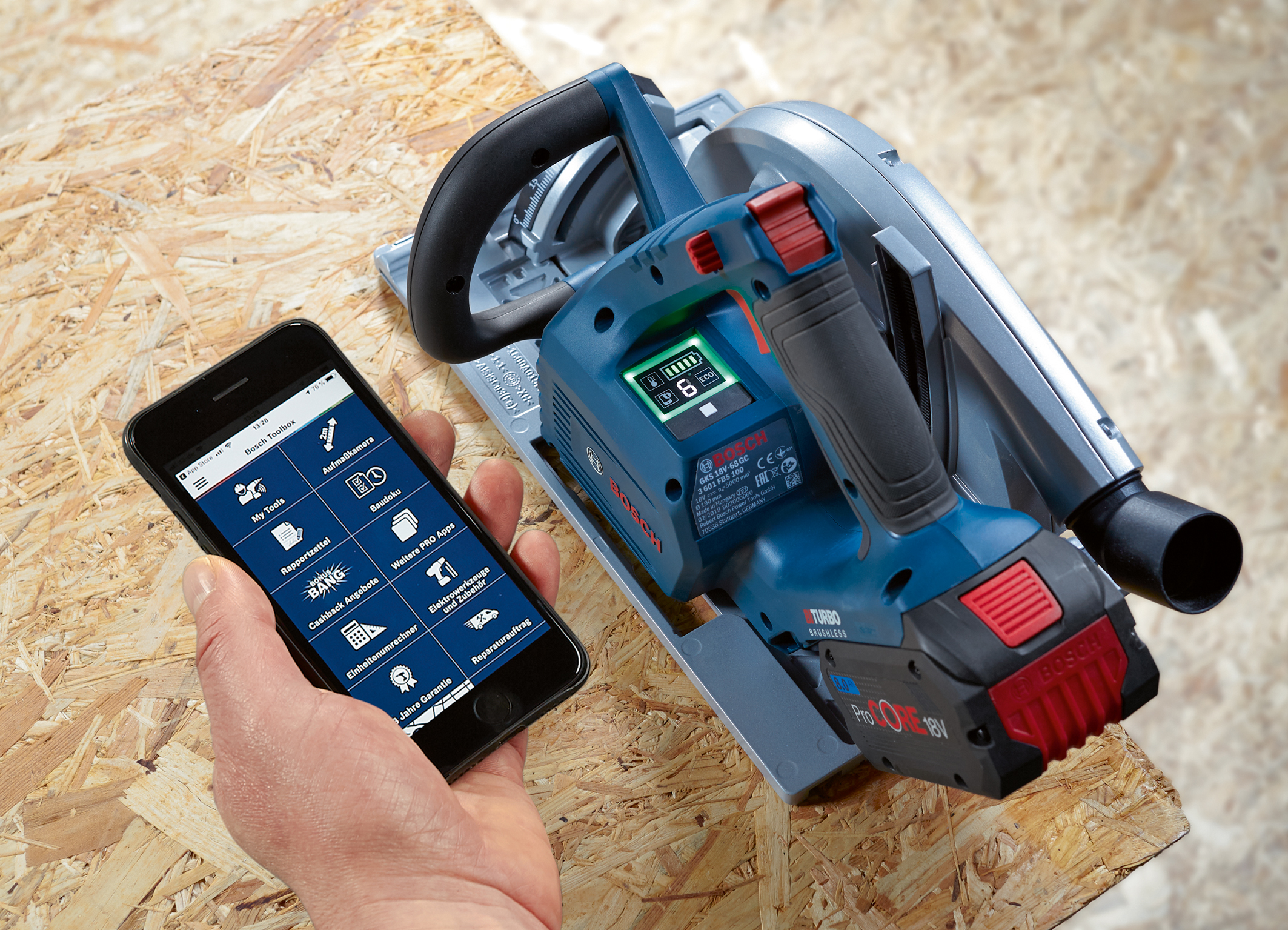 Added value through user interface and connectivity function: Cordless GKS 18V-68 GC Professional hand-held circular saw from Bosch for professionals