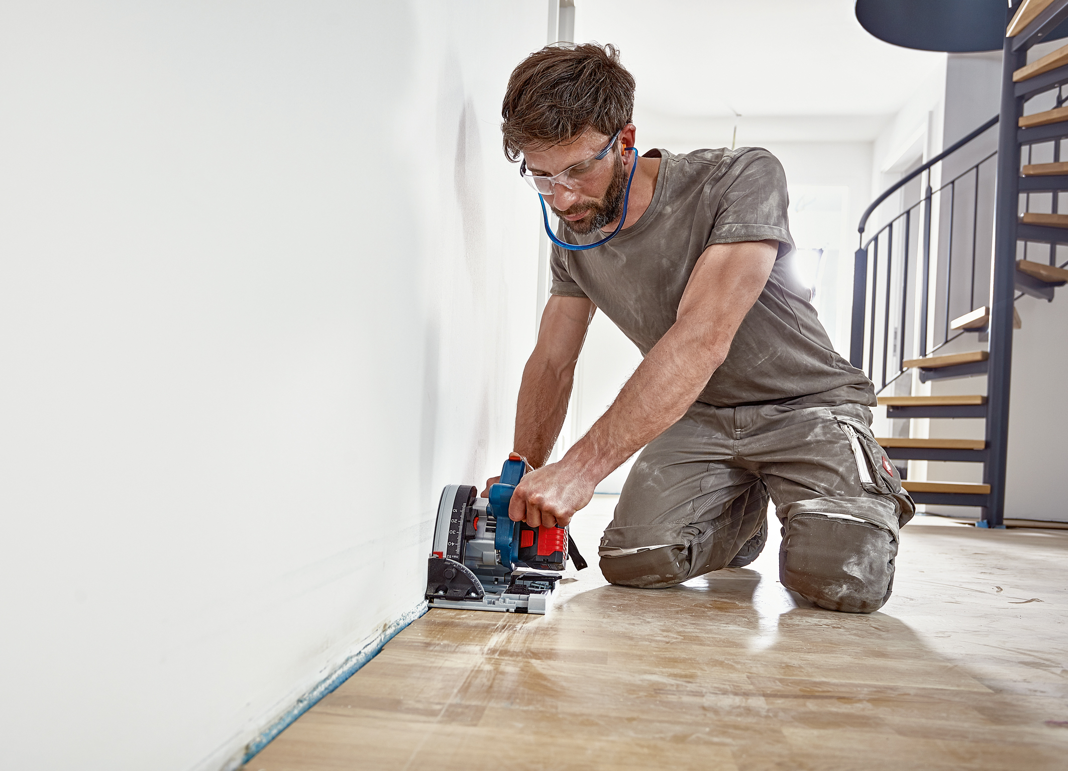 Best in its class with a wall clearance of 10 millimeters: Cordless GKT 18V-52 GC Professional plunge saw from Bosch for professionals