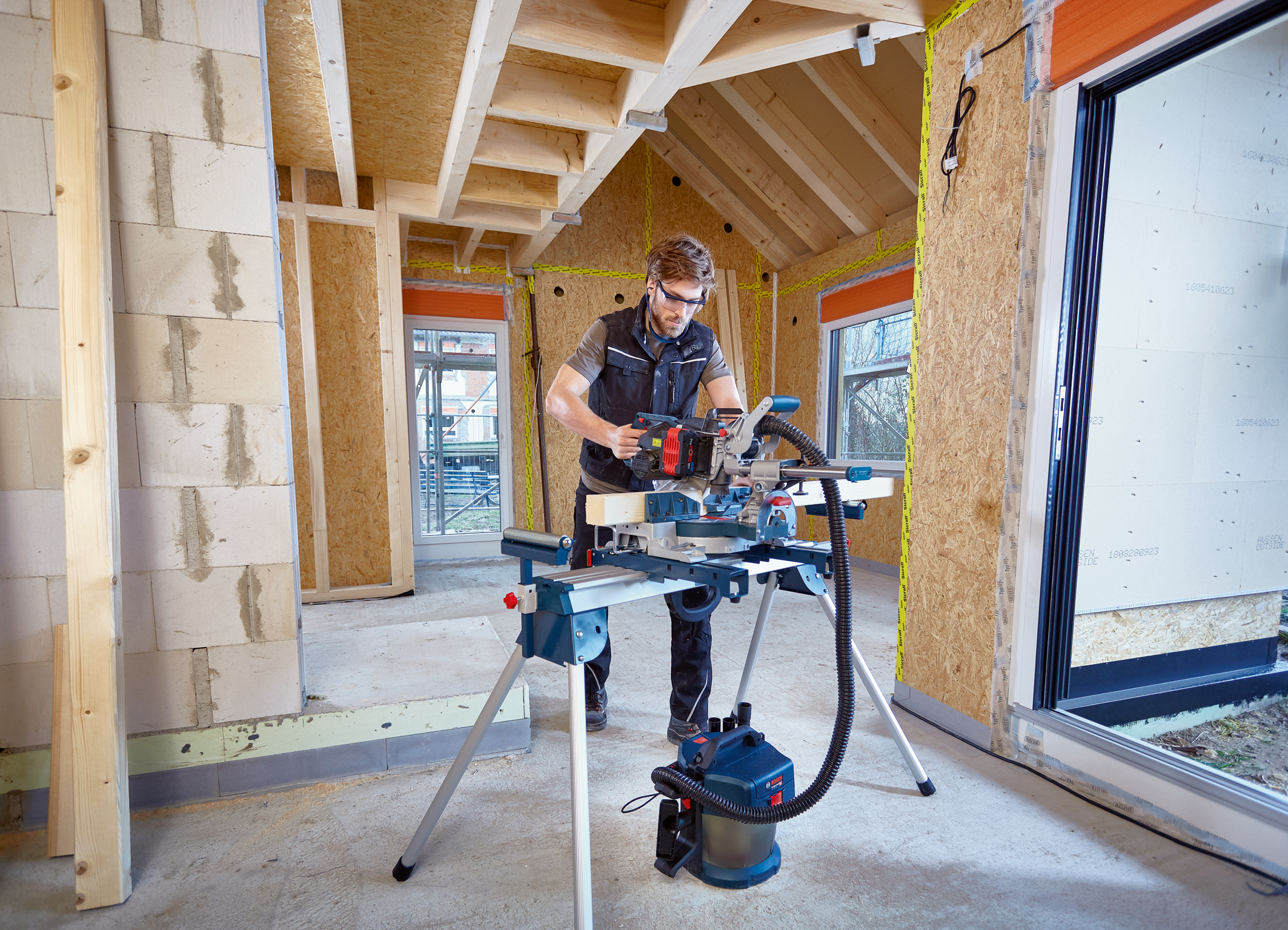 A wider range of applications than any other with 216 millimeter blade: Cordless GCM 18V-216 Professional sliding miter saw from Bosch for professionals