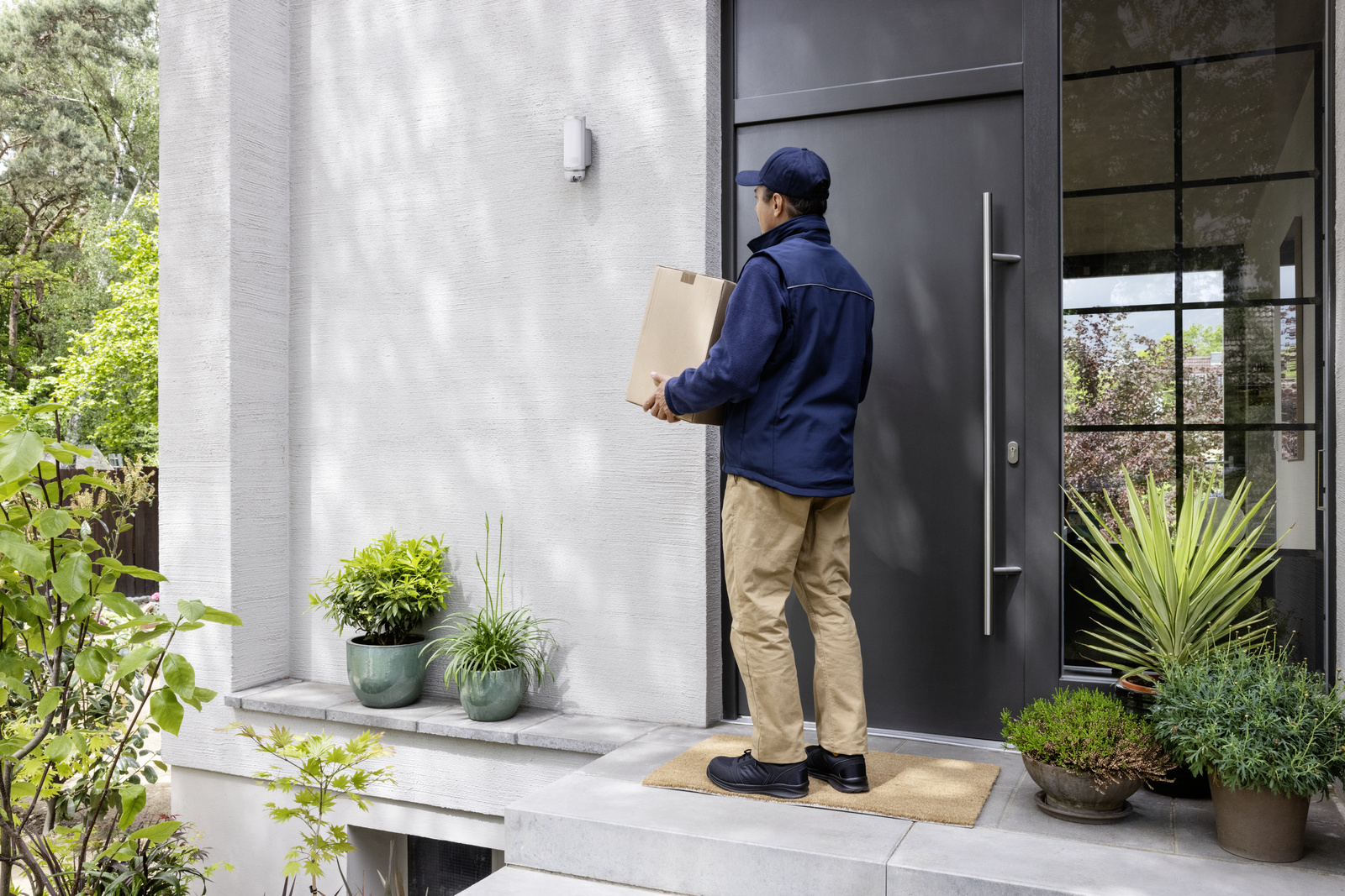 Mit dem Dienst „Zugangssteuerung“ arbeiten die Eyes Outdoor Kamera und das Linus® Smart Lock optimal zusammen