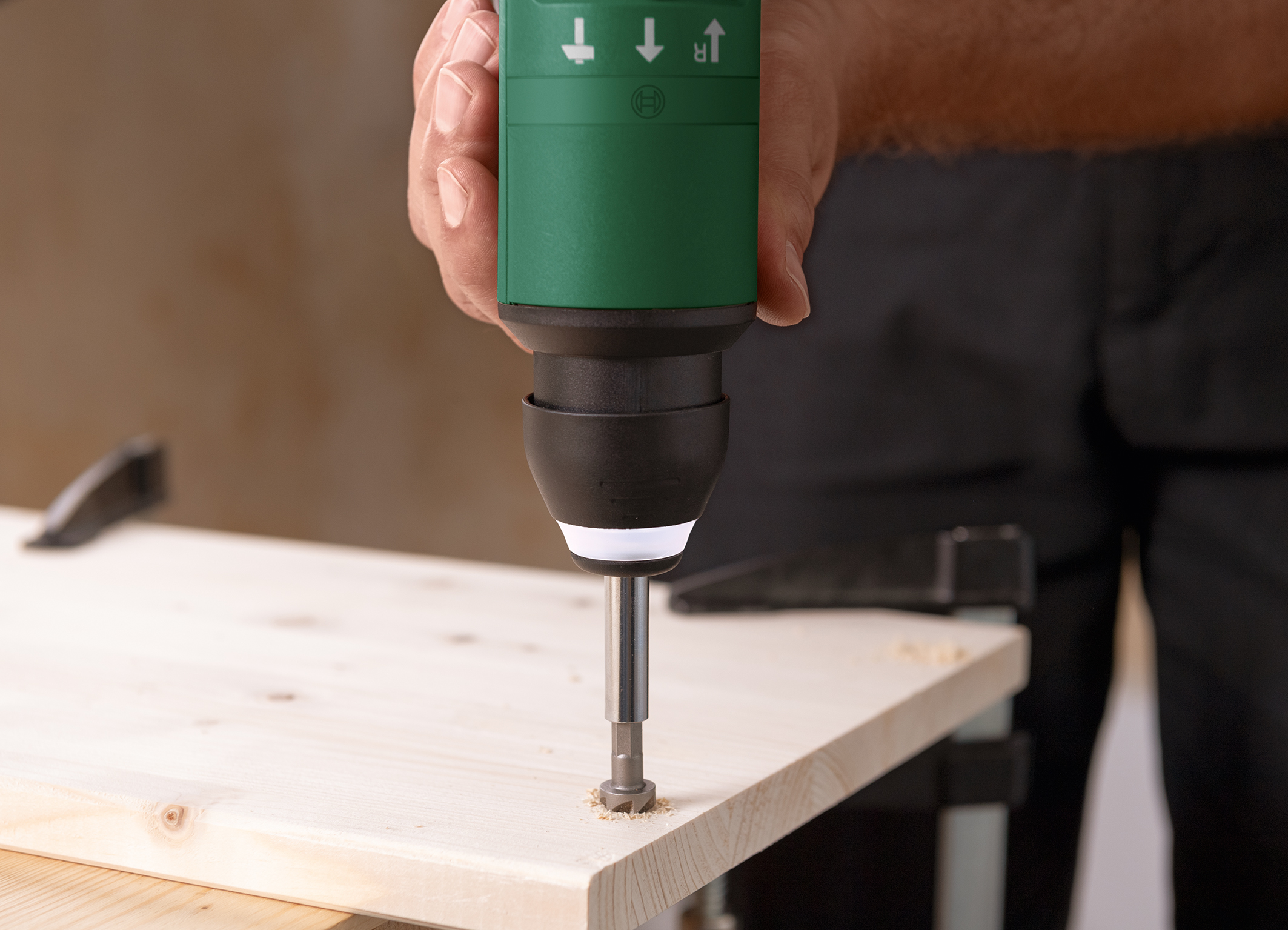 360° LED light ring for shadow-free illumination while working: Bosch EasyHammer 12V for many materials