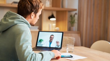 Patient zu Hause bei einer Videosprechstunde mit einem Arzt.