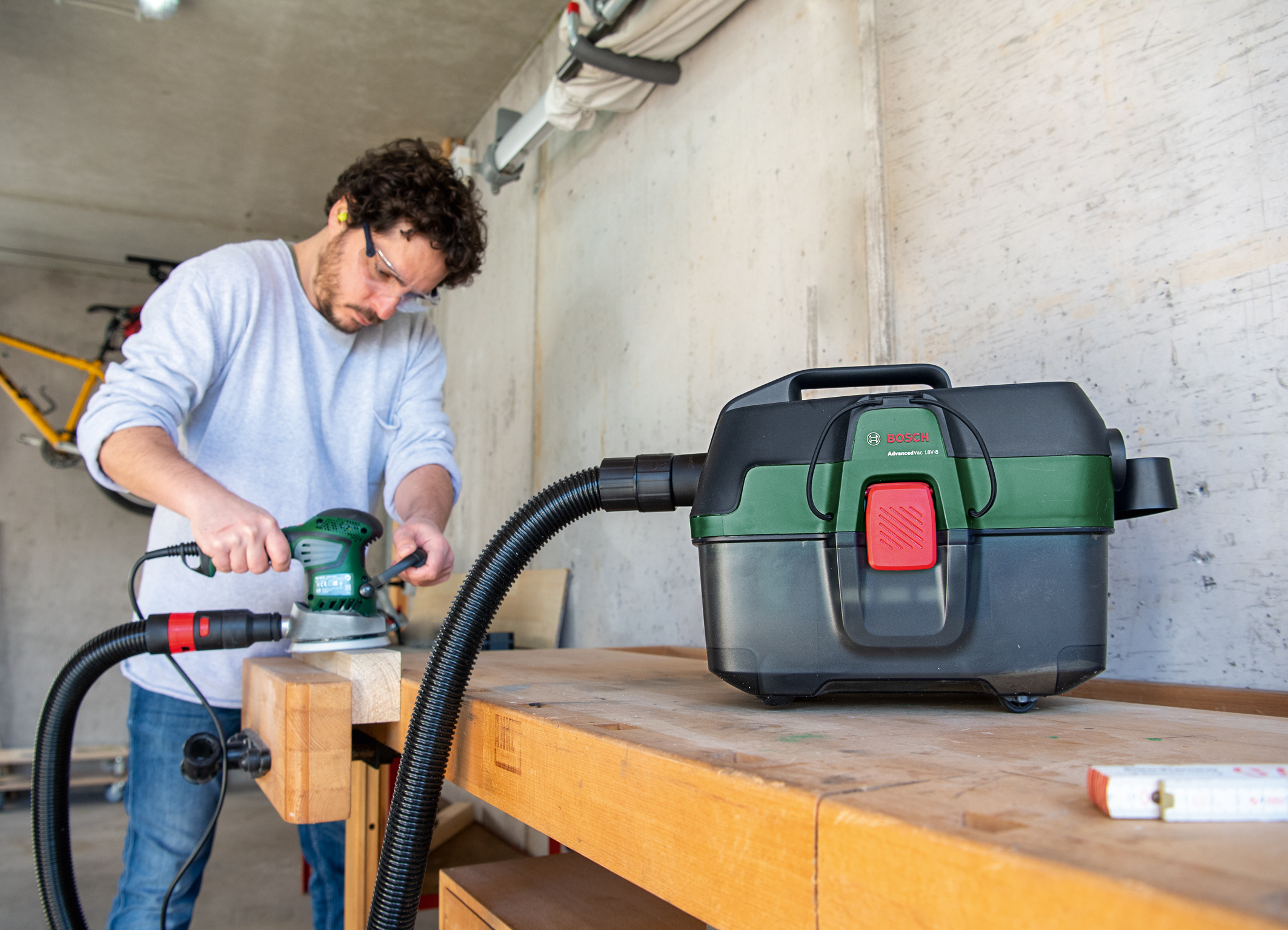 Universal adapter for dust extraction on power tools: Mobile 3-in-1 multi-talent AdvancedVac 18V-8 from Bosch for DIYers