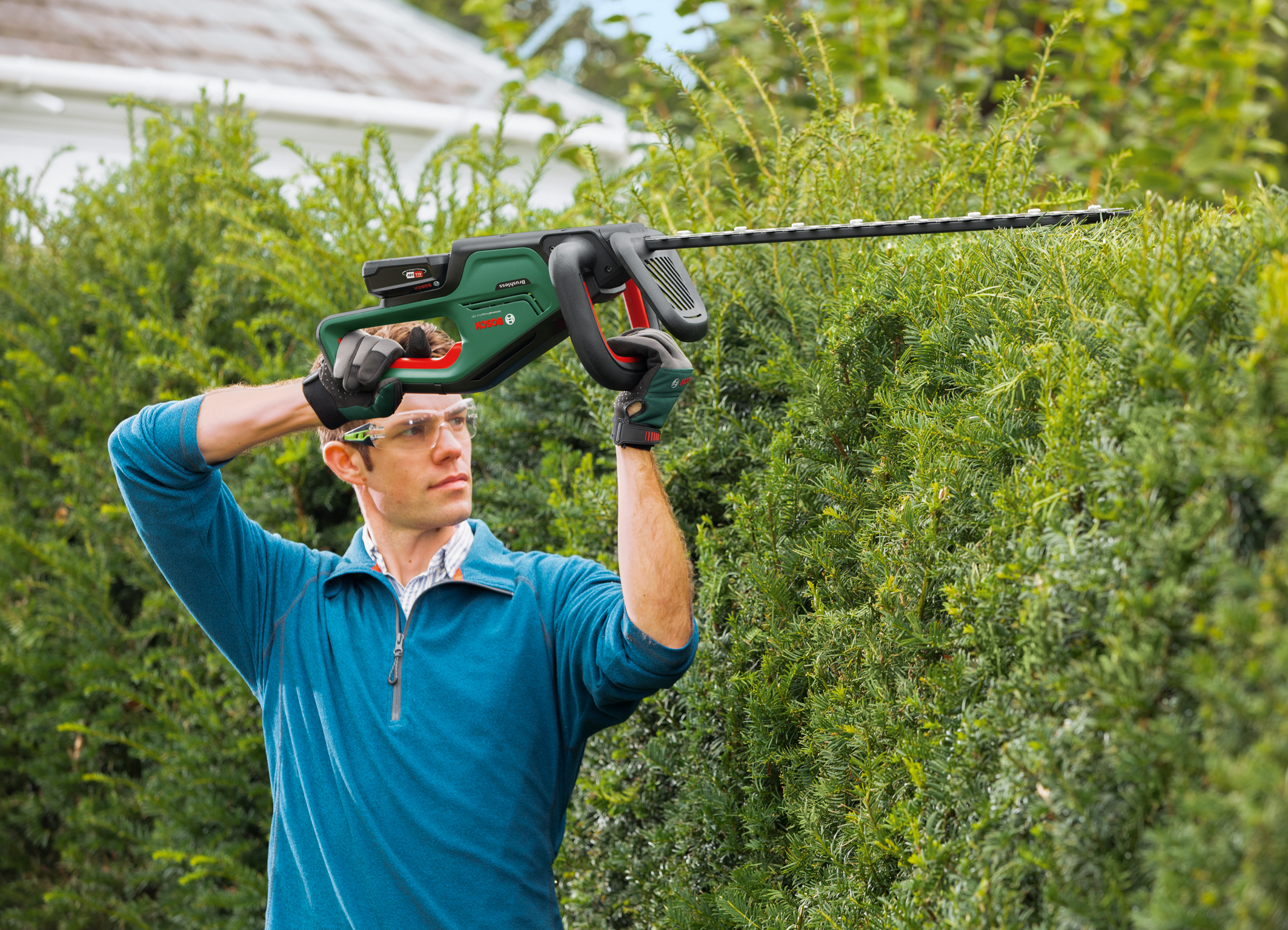 Particulary ergonomic and easy to work with: UniversalHedgeCut 18V-50 und -55 from Bosch for hobby gardeners