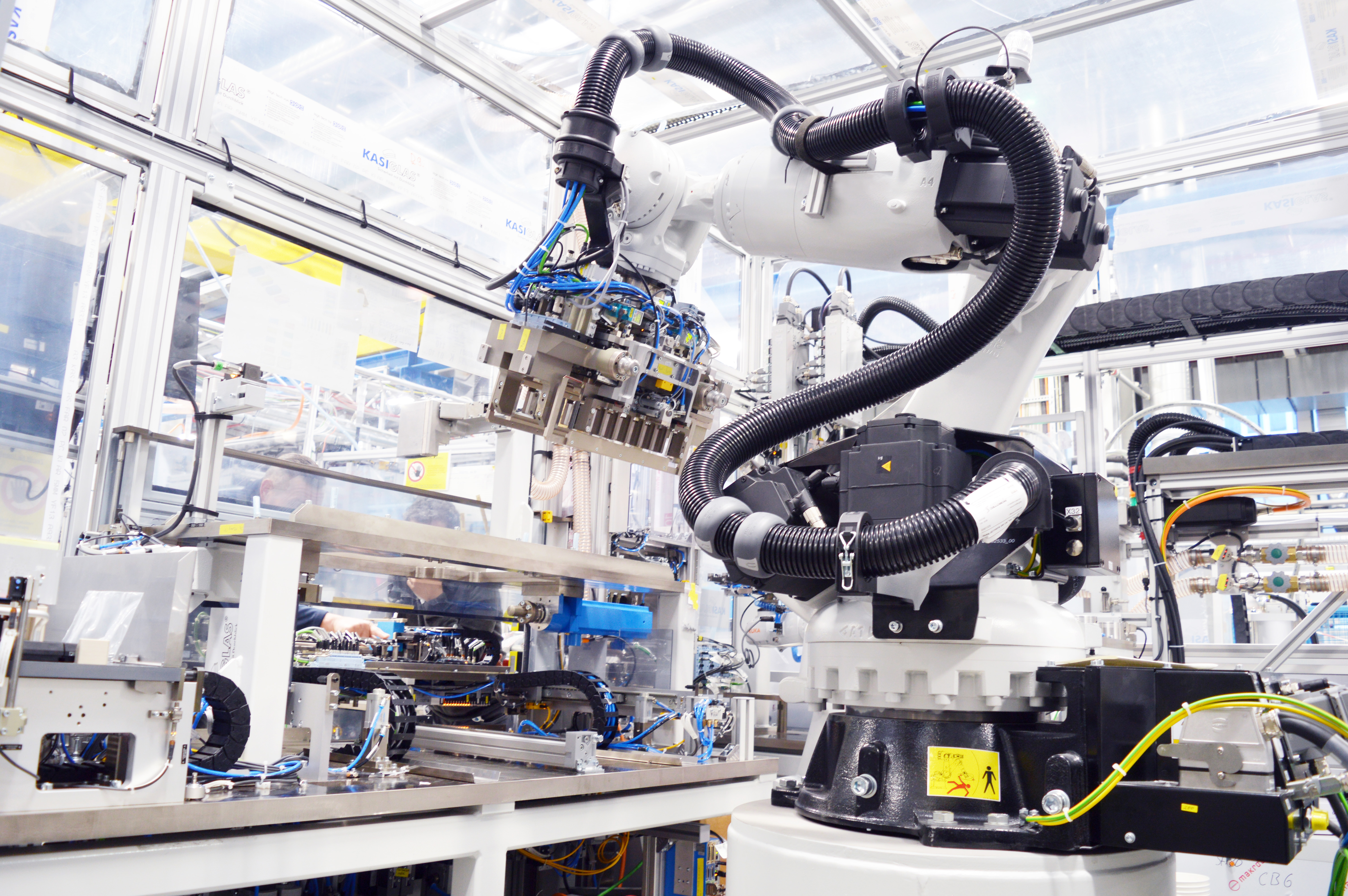 Robots support battery production