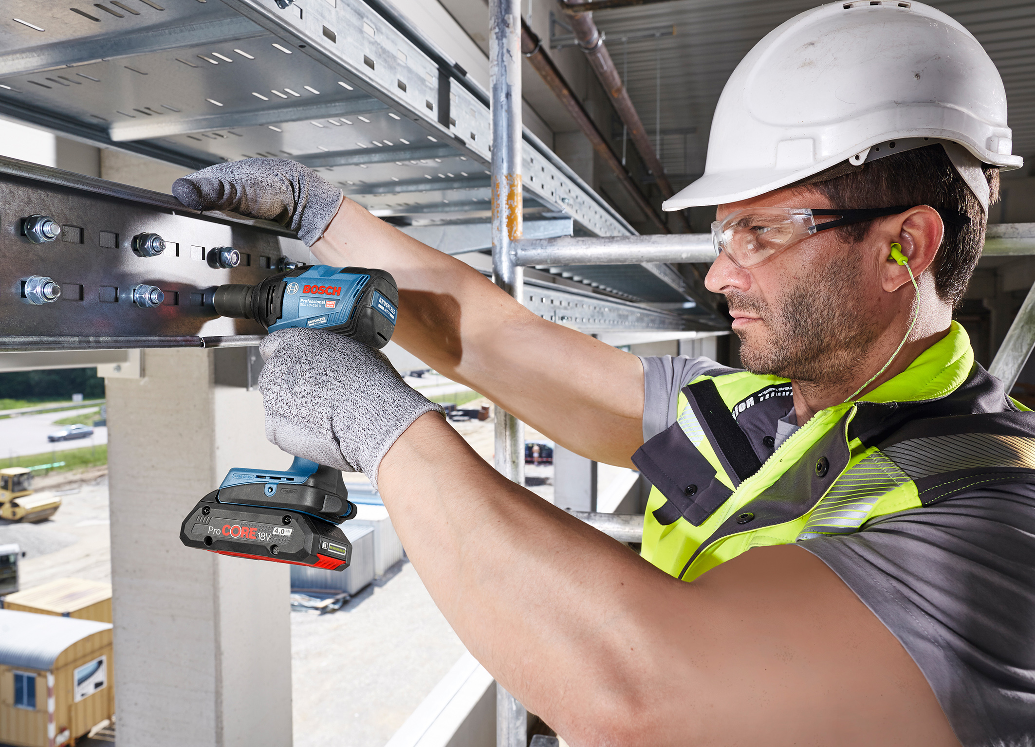 Optimized for metal applications: Impact wrench GDS 18V-210 C Professional from Bosch for professionals 