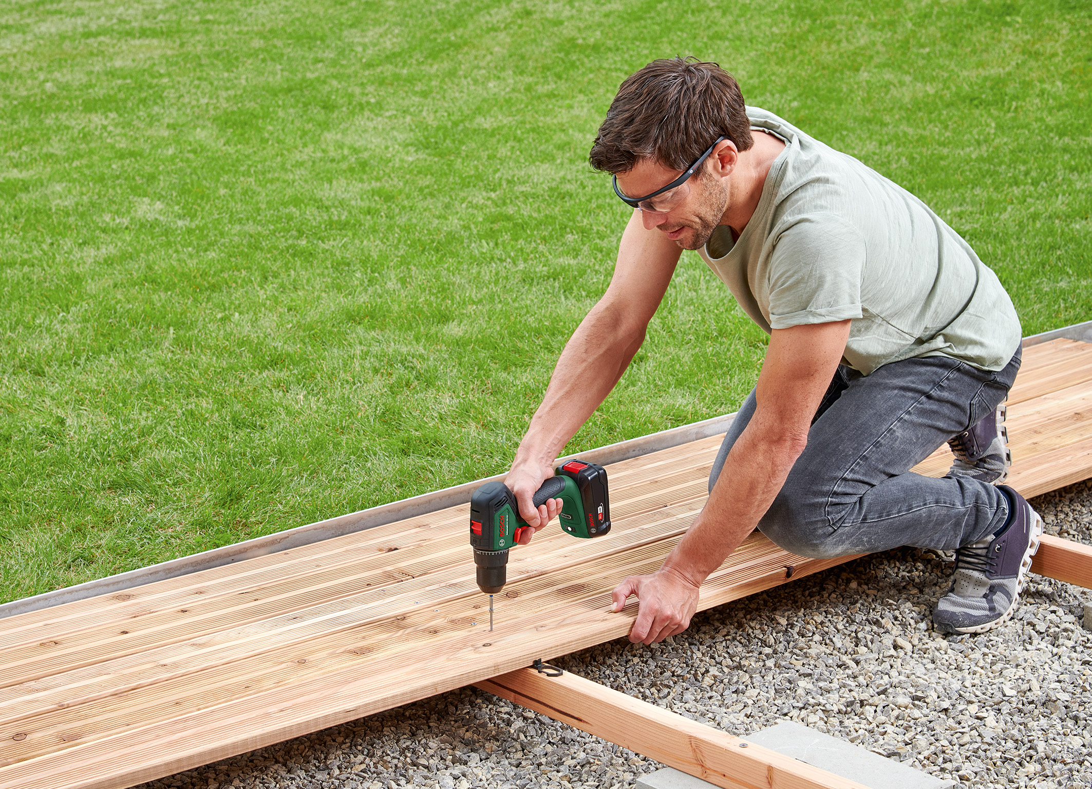 Compact and durable all-rounder: Bosch UniversalDrill 18V-60 for home and garden