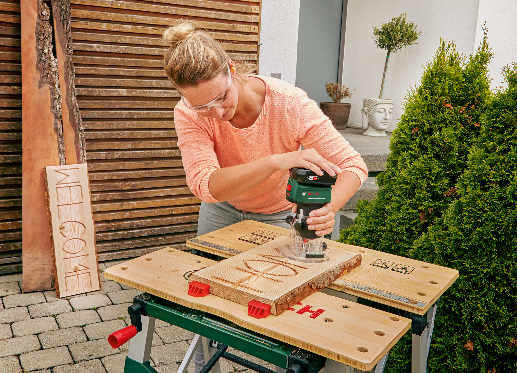 Ideal for milling edges, slots, and creative motifs: First cordless trim router from Bosch for DIYers