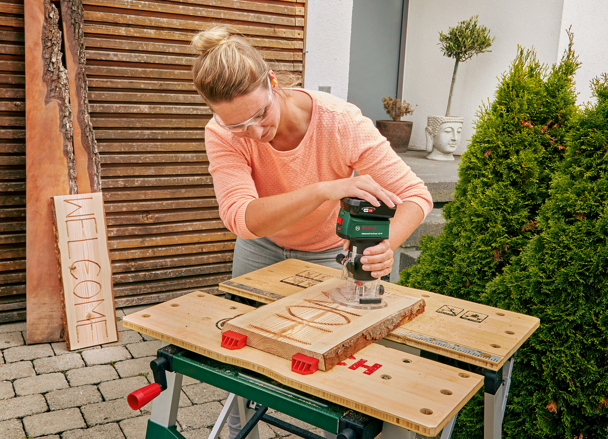 Ideal zum Fräsen von Kanten, Nuten und kreativen Motiven: Erste Akku-Kantenfräse von Bosch für Heimwerker