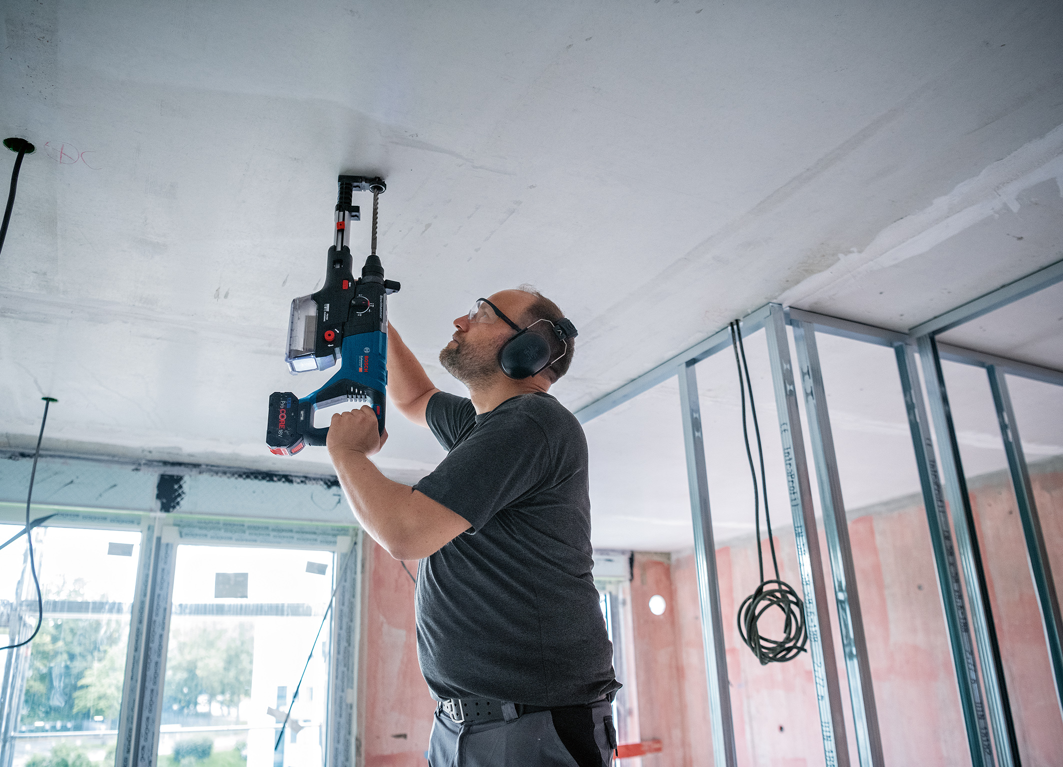 Dust-free drilling thanks to innovative dust extraction: Bosch GBH 18V-28 DC Professional 18V rotary hammer for professionals