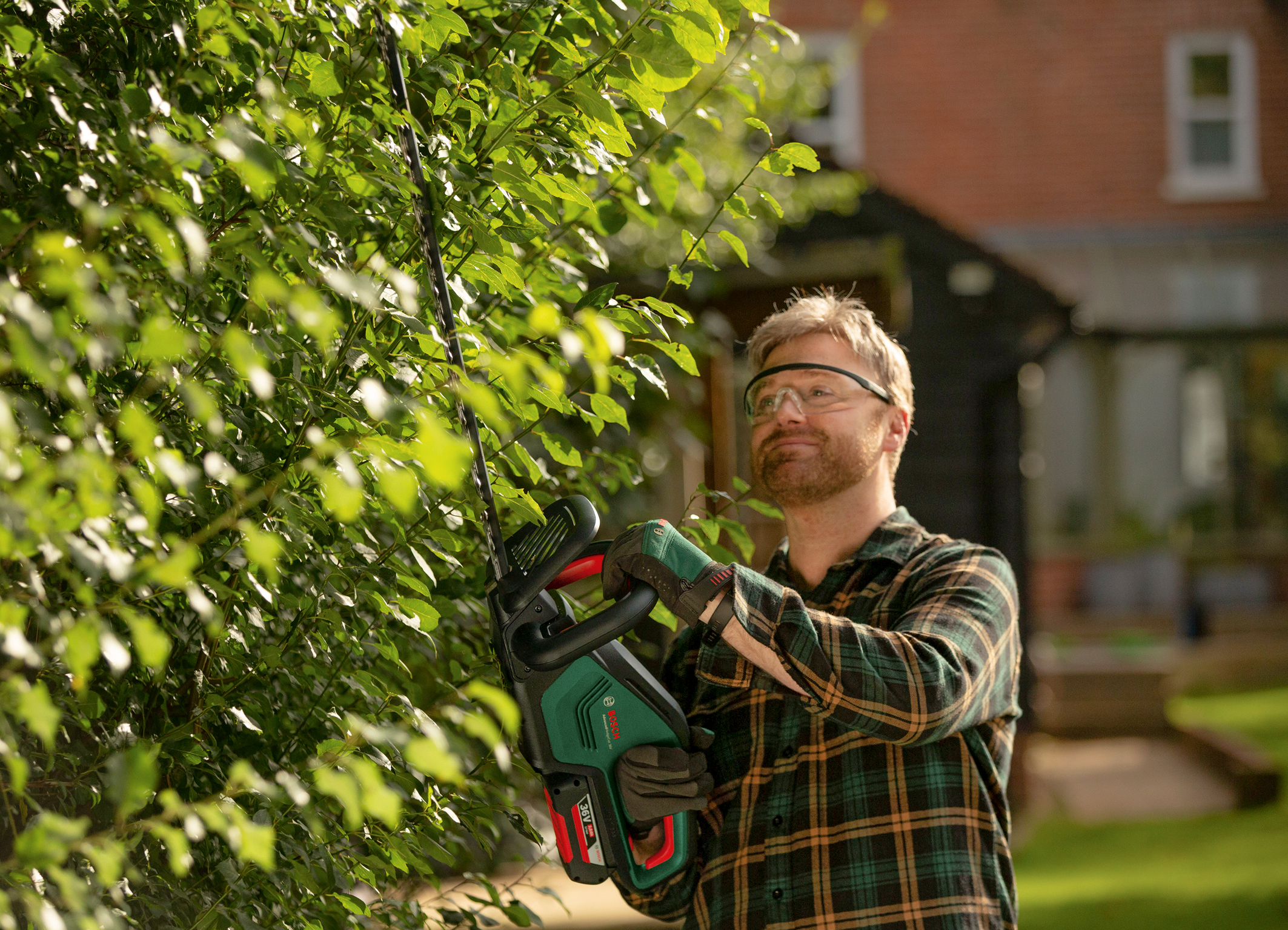 Mit voller Kraft in die Gartensaison starten: Akku-Heckenschere AdvancedHedgeCut 36V-65-28 von Bosch