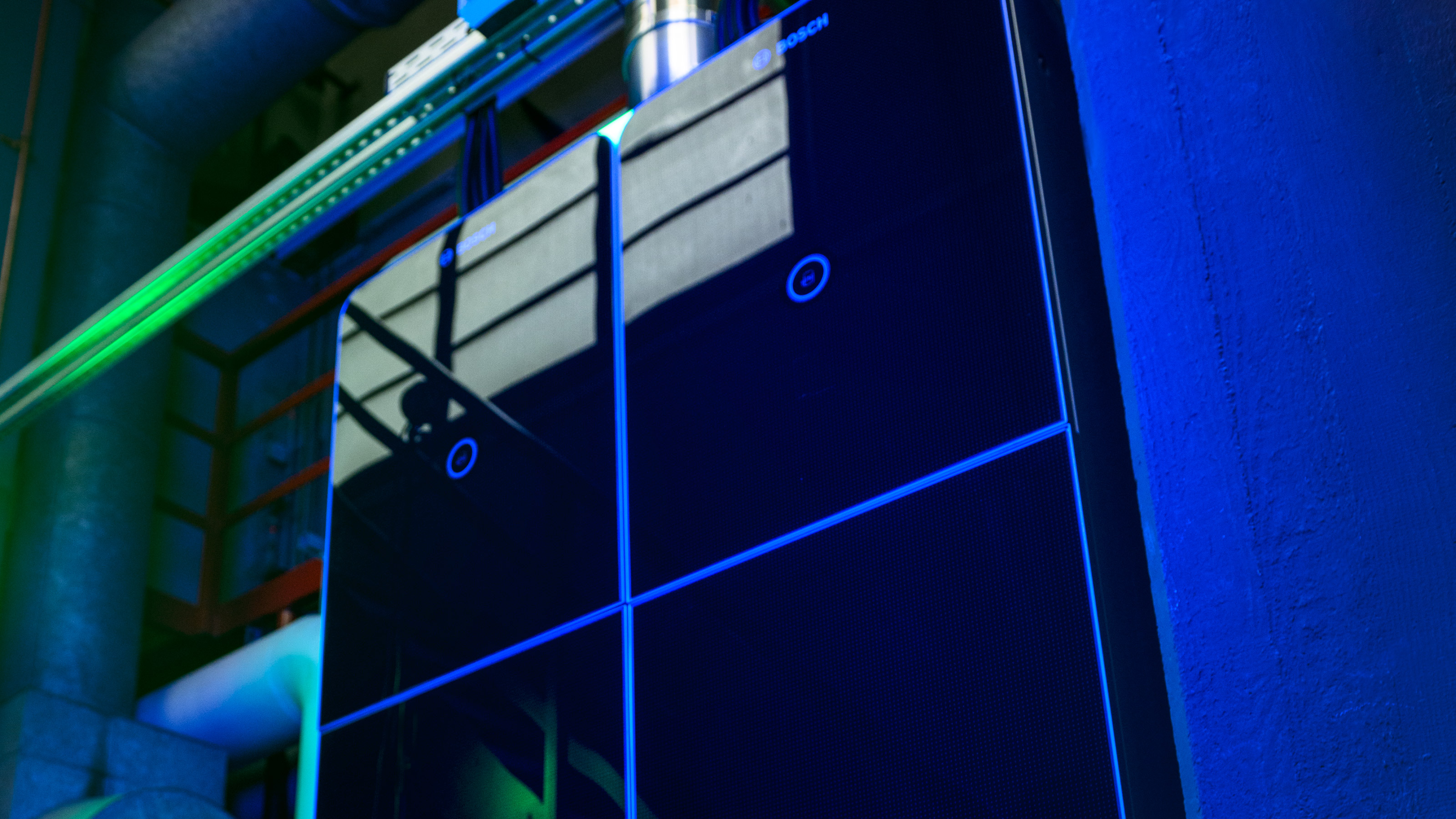 Stationary fuel cell for energy production in a data center