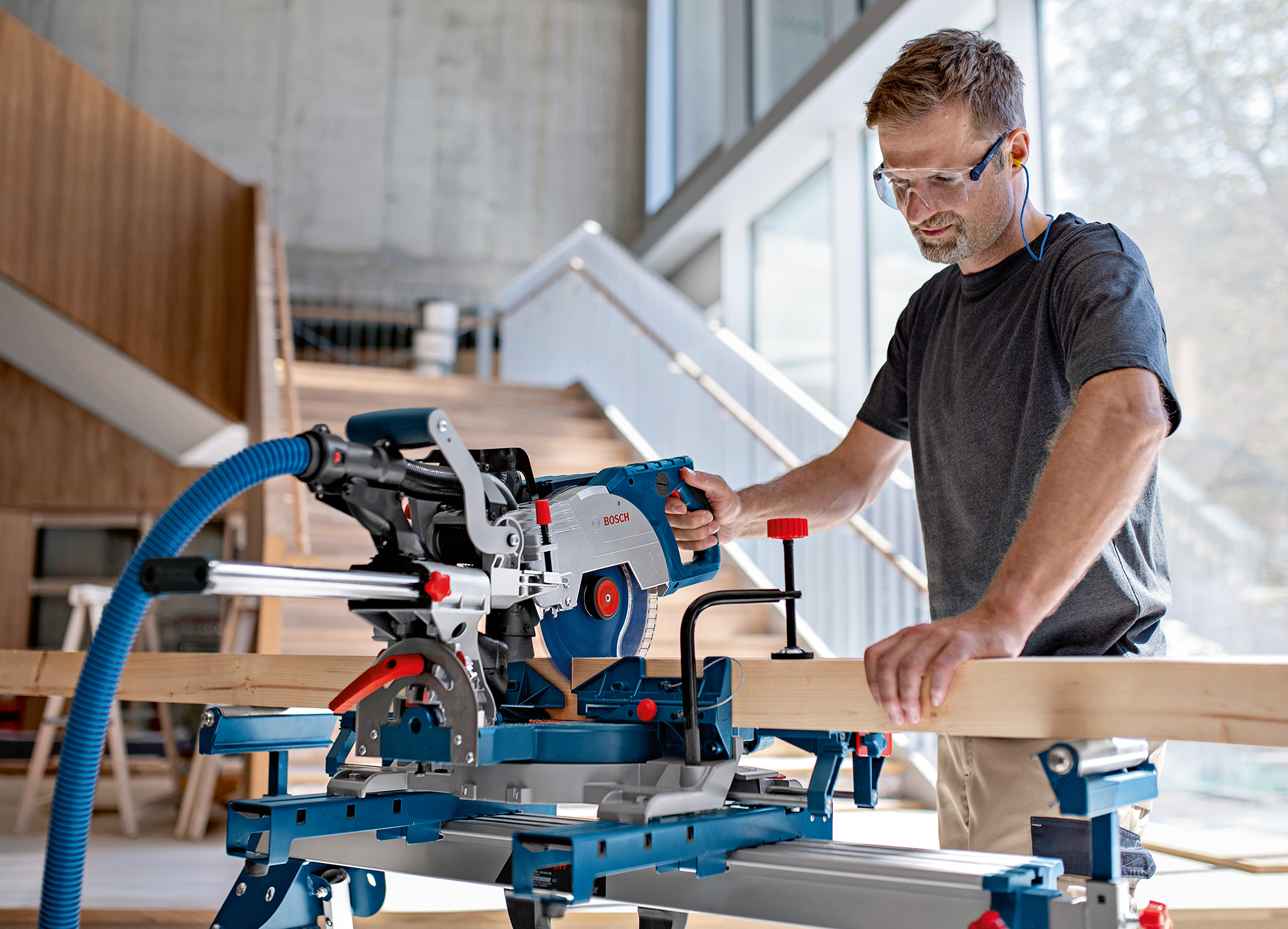 Superior number of cuts confirmed by an independent testing institute: Biturbo miter saw from Bosch for professionals