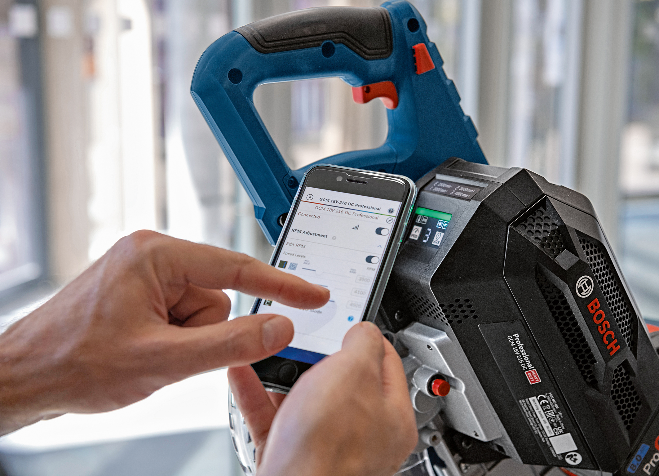 Increased comfort thanks to user interface and app: Biturbo miter saw from Bosch for professionals