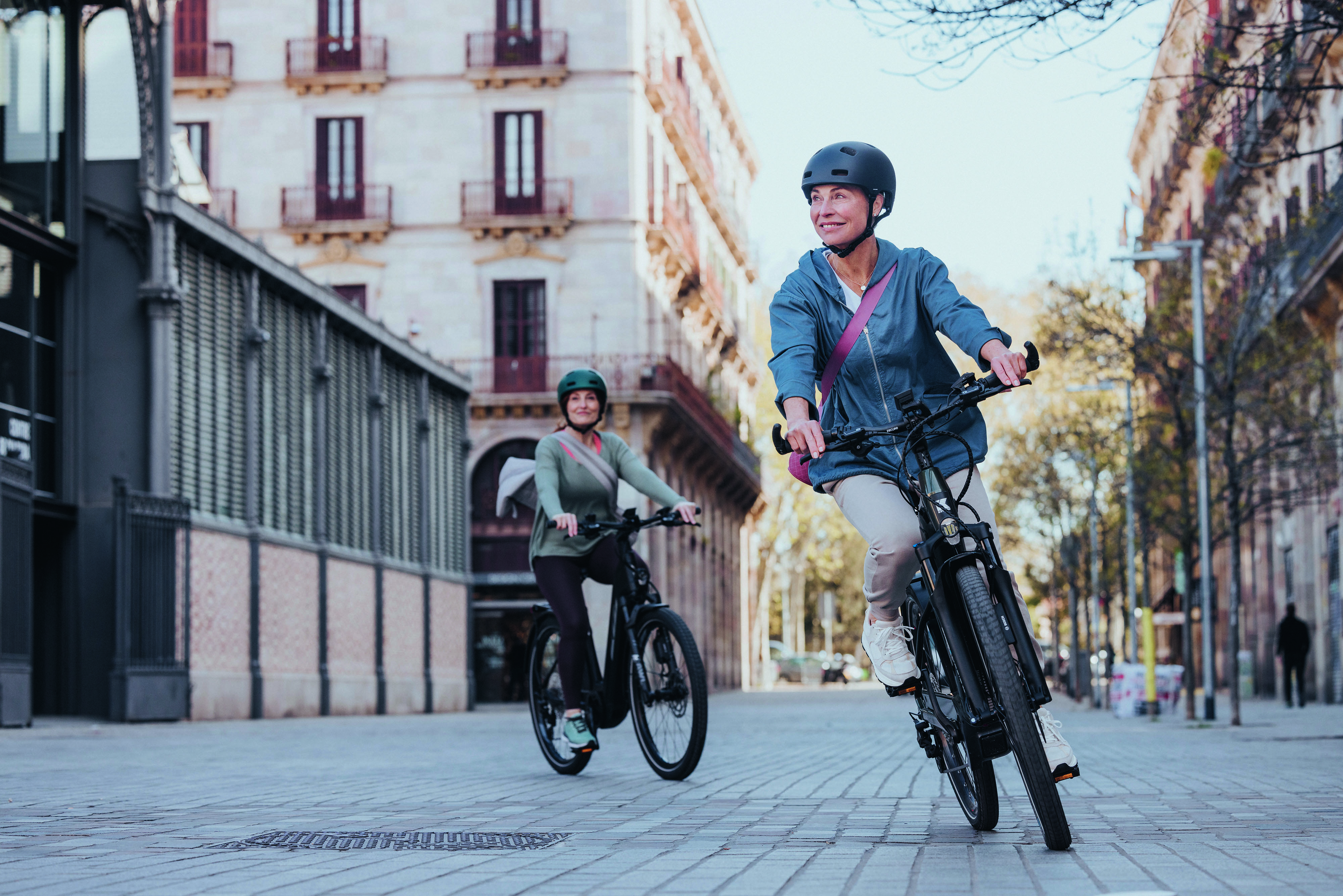 ABS Touring eignet sich für Fahrten mit dem eCity Bike in der Stadt, die von wechselnden Fahrbahnbelägen, Fußgängerüberwegen und Ampeln geprägt sind. 