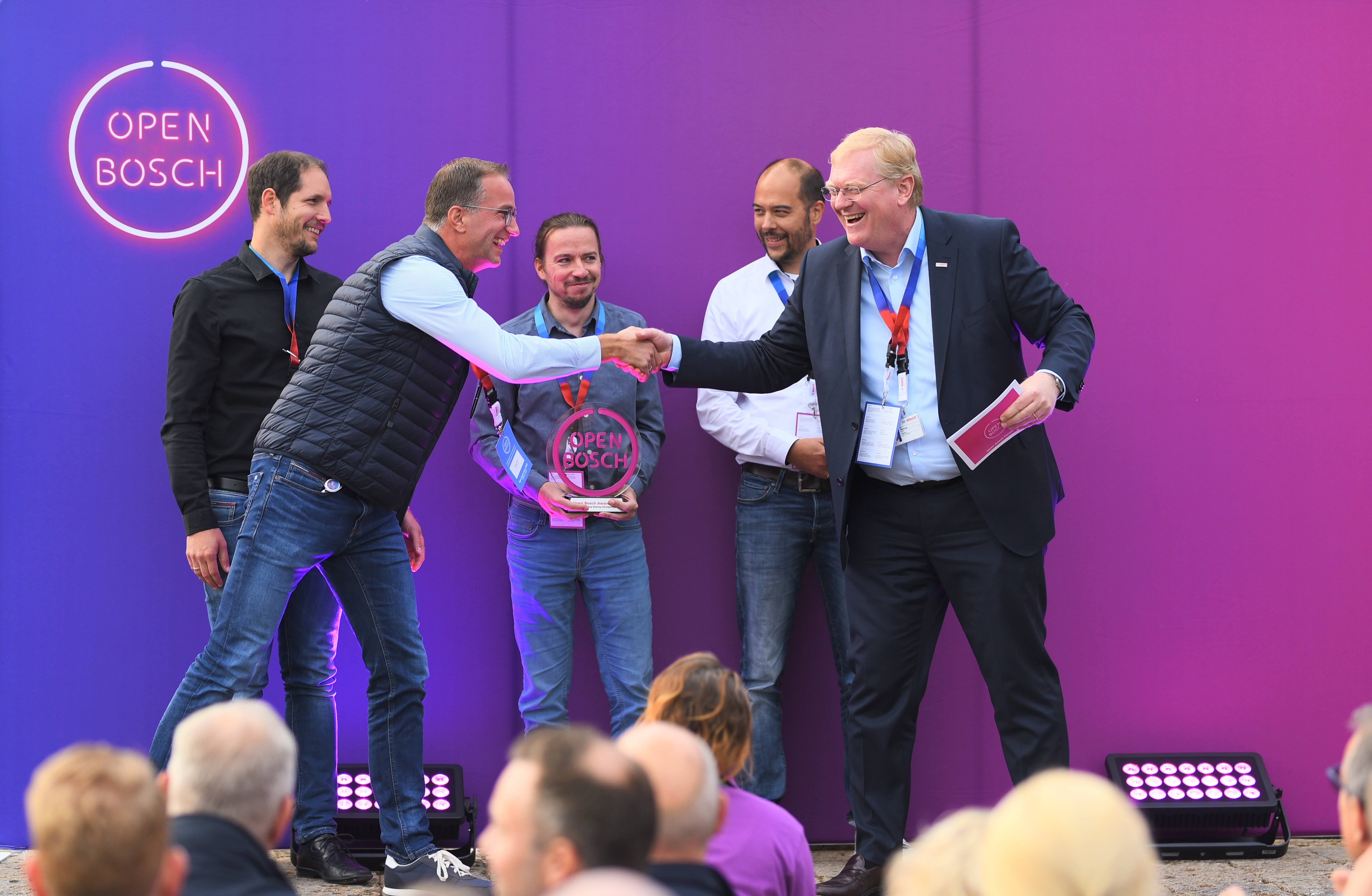 Open Bosch Award 2022 Winner on stage – Michael Kram (Vertreter des Bosch Projektes); Philipp Crocoll (COO), Julius Ziegler (CTO) and Henning Lategahn (CEO Atlatec); Dr. Stefan Hartung (Vorsitzender der Geschäftsführung der Robert Bosch GmbH)