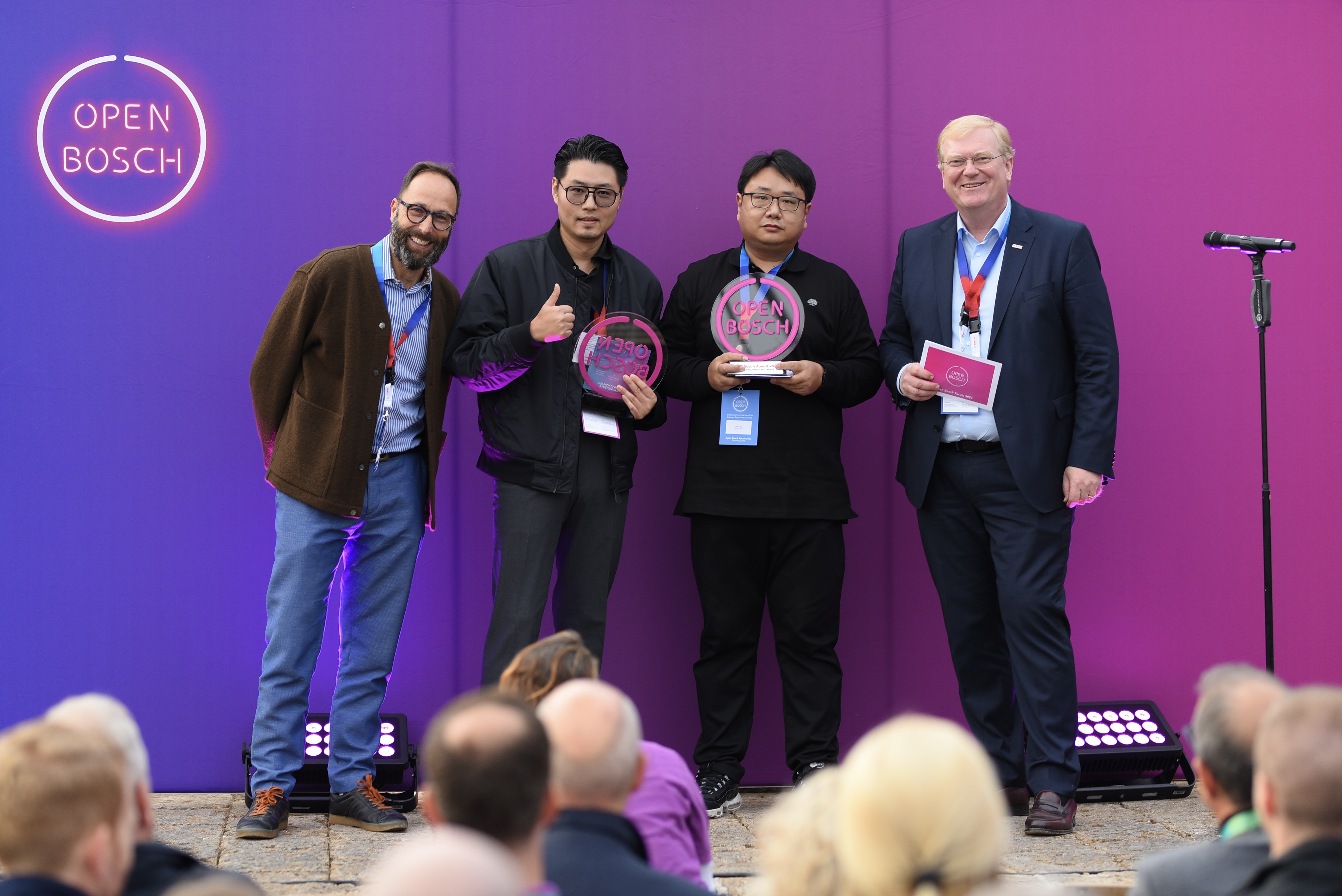 Open Bosch Award 2022 Winner on stage – Ambrose Chow (Business Director Grea Technology); Qian Feng, Stephan Bietz (Vertreter des Bosch Projektes); Dr. Stefan Hartung (Vorsitzender der Geschäftsführung der Robert Bosch GmbH)