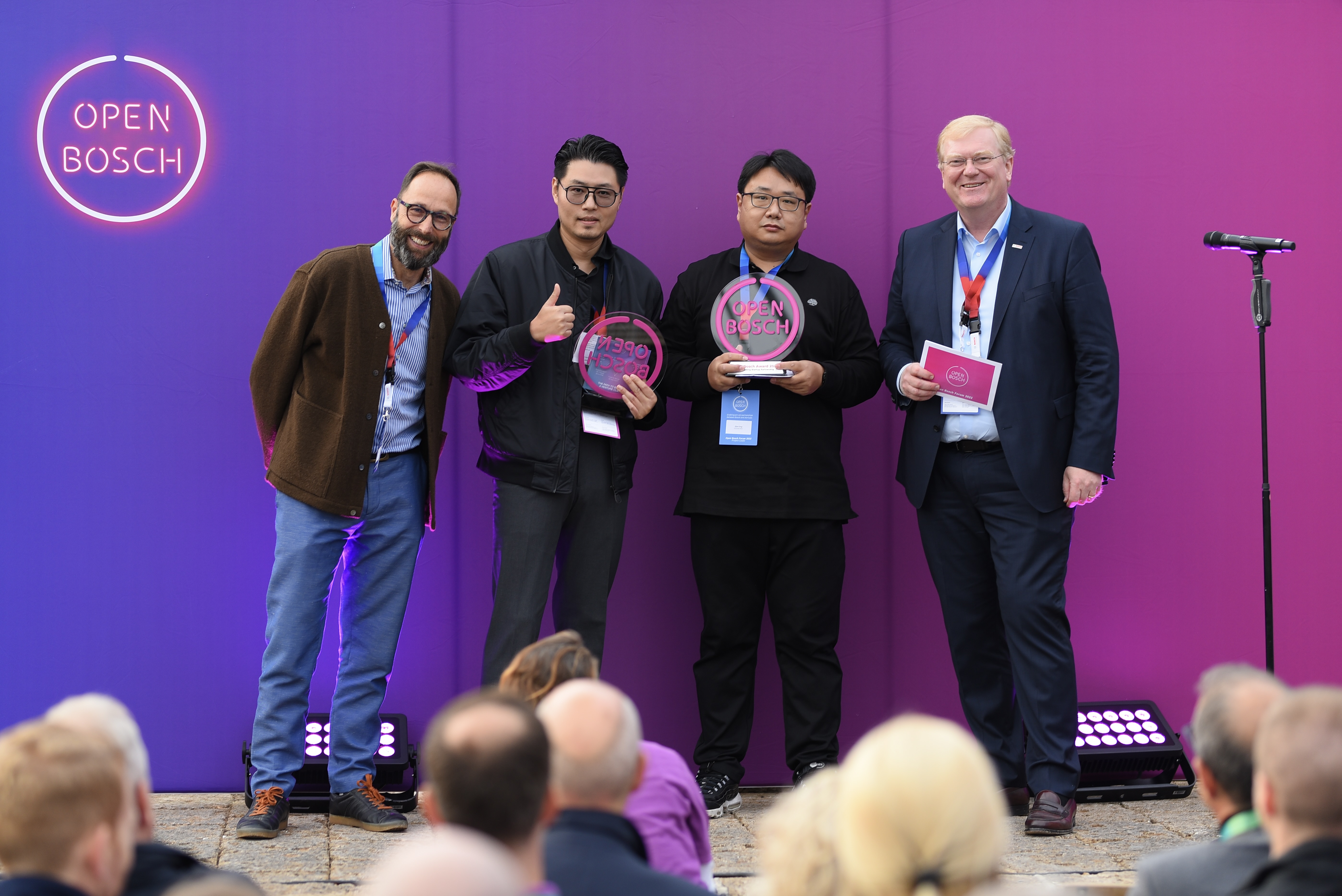 Open Bosch Award 2022 Winner on stage – Ambrose Chow (Business Director Grea Technology); Qian Feng and Stephan Bietz (Bosch project representatives); Dr. Stefan Hartung (Chairman of the Board of Management of Robert Bosch GmbH)