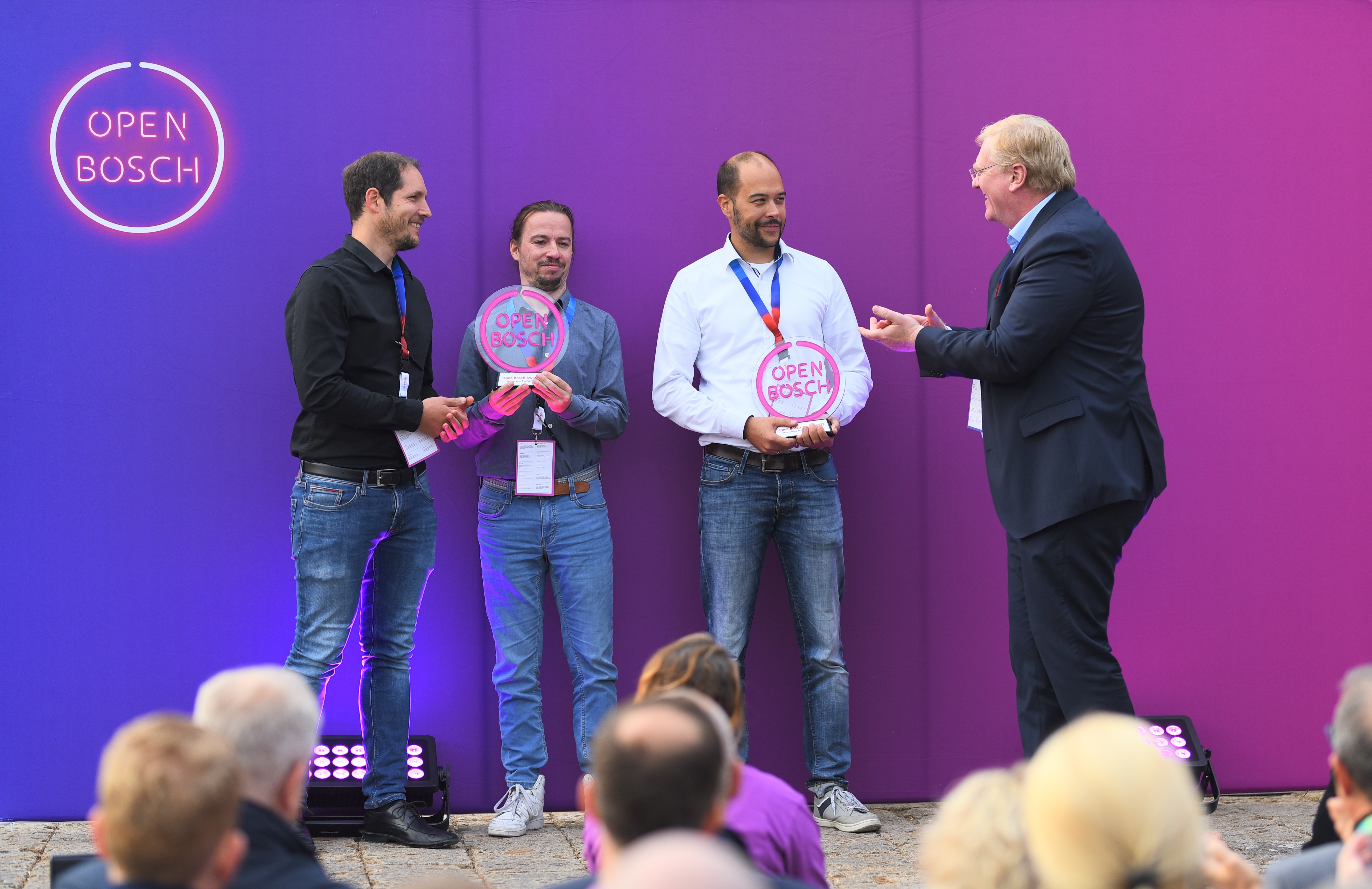 Open Bosch Award 2022 Winner – Philipp Crocoll (COO), Julius Ziegler (CTO) und Henning Lategahn (CEO Atlatec); Dr. Stefan Hartung (Vorsitzender der Geschäftsführung der Robert Bosch Gmb