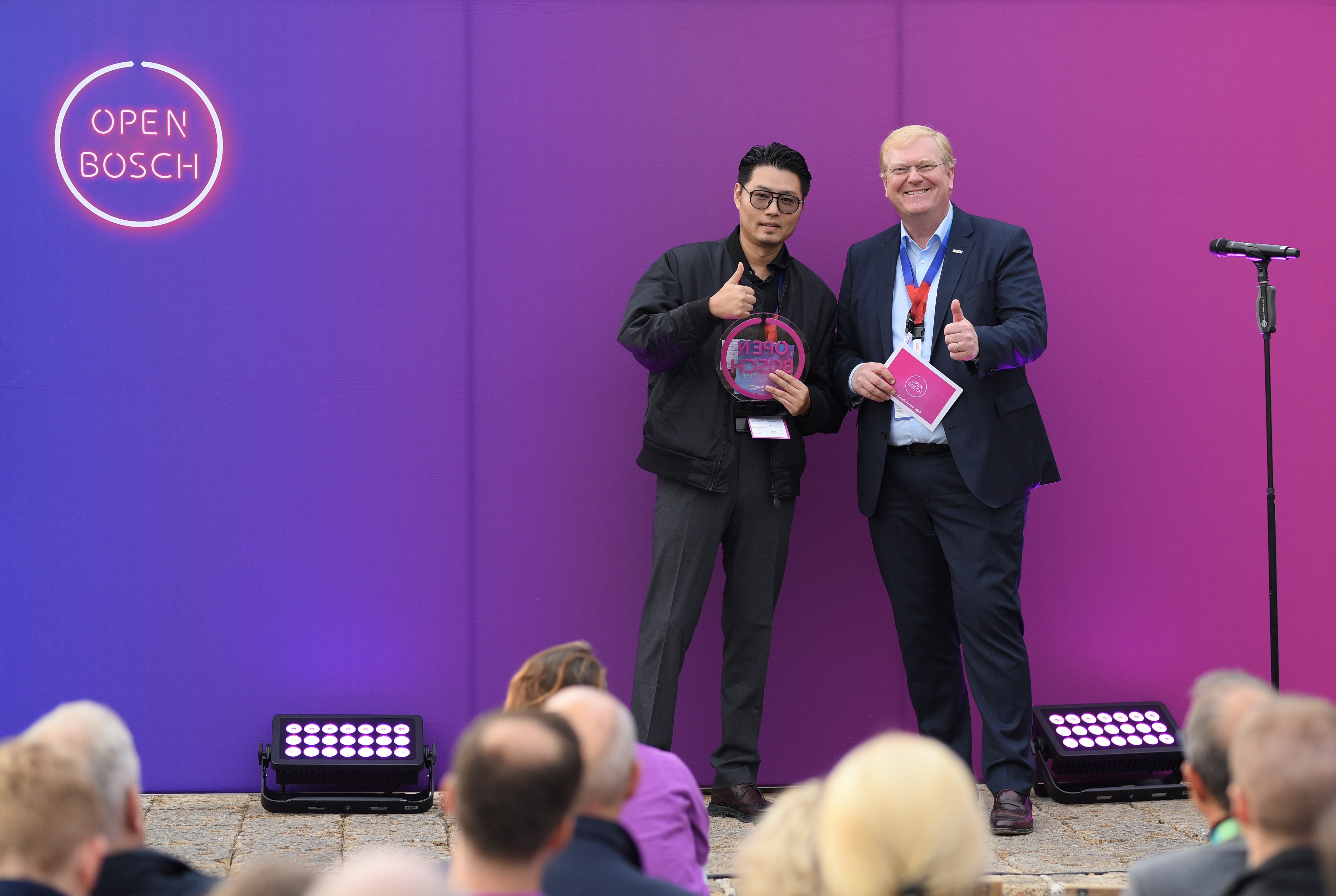 Open Bosch Award 2022 Winner – Ambrose Chow (Business Director Grea Technology); Dr. Stefan Hartung (Vorsitzender der Geschäftsführung der Robert Bosch GmbH)