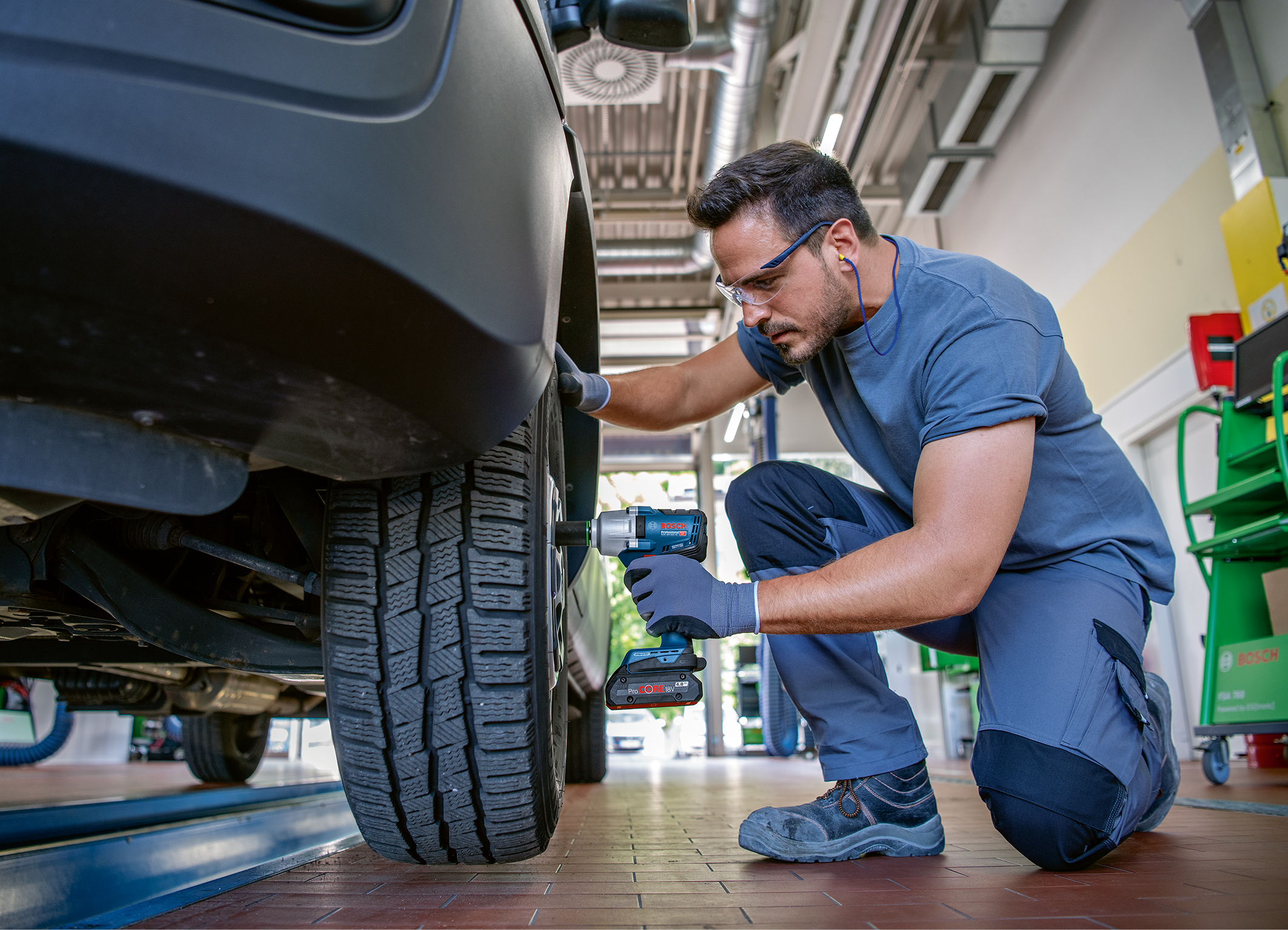 Powerful all-rounder: New professional cordless impact wrench from Bosch