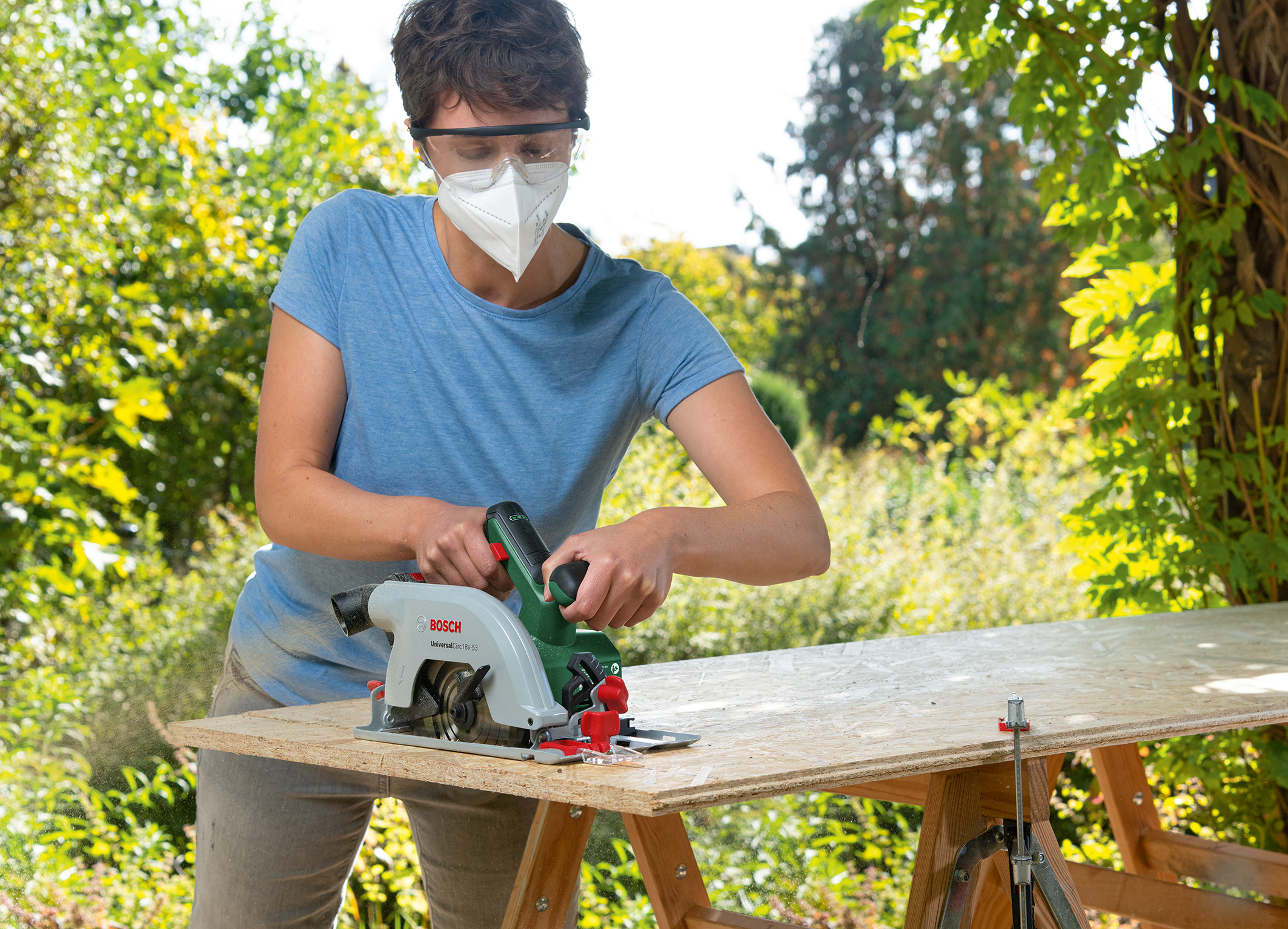 UniversalCirc 18V-53 from Bosch: Cordless hand-held circular saw for long, precise cuts