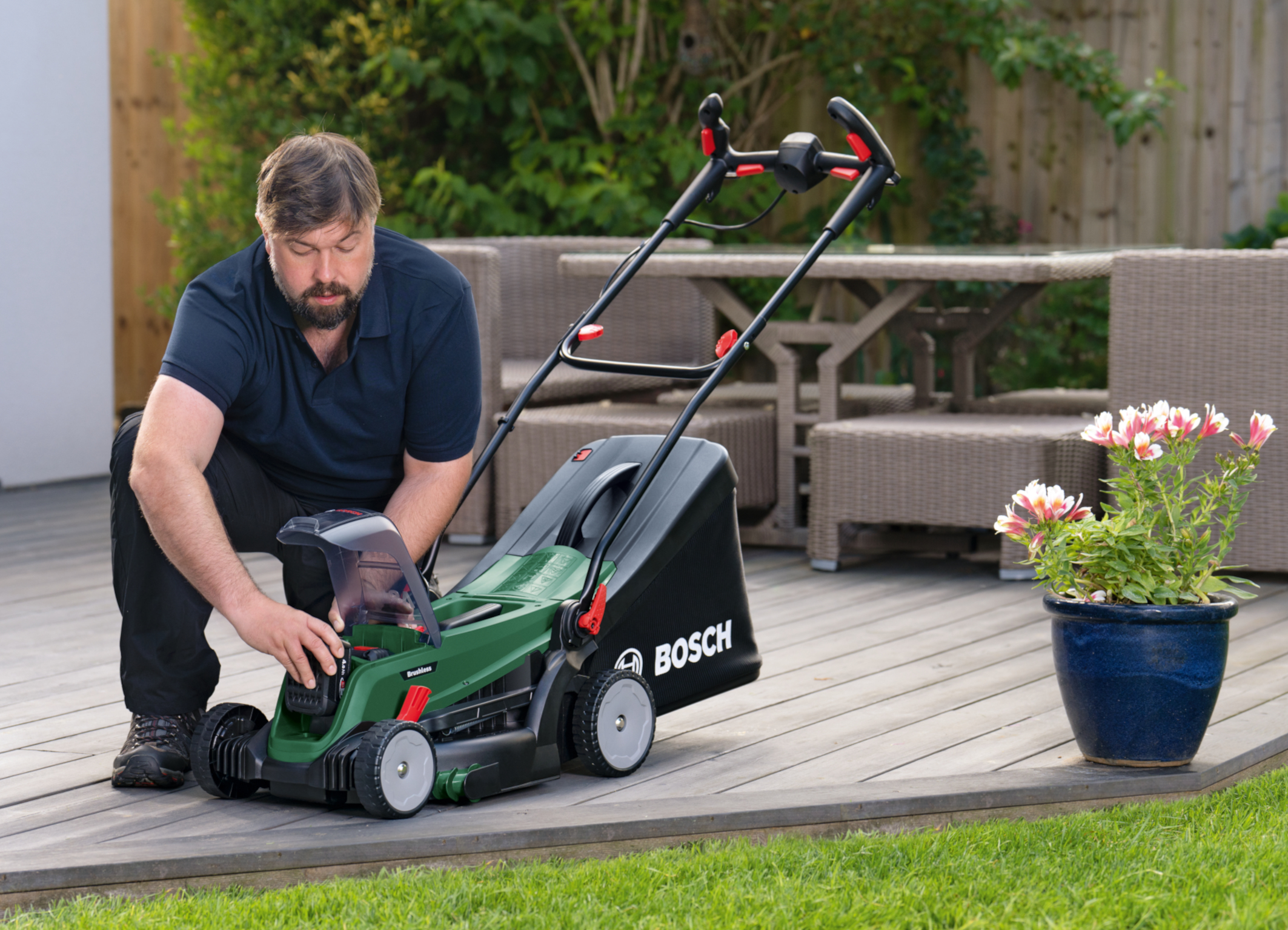 Brushless motor for high performance and longer lifetime: First cordless lawnmower from Bosch with two batteries