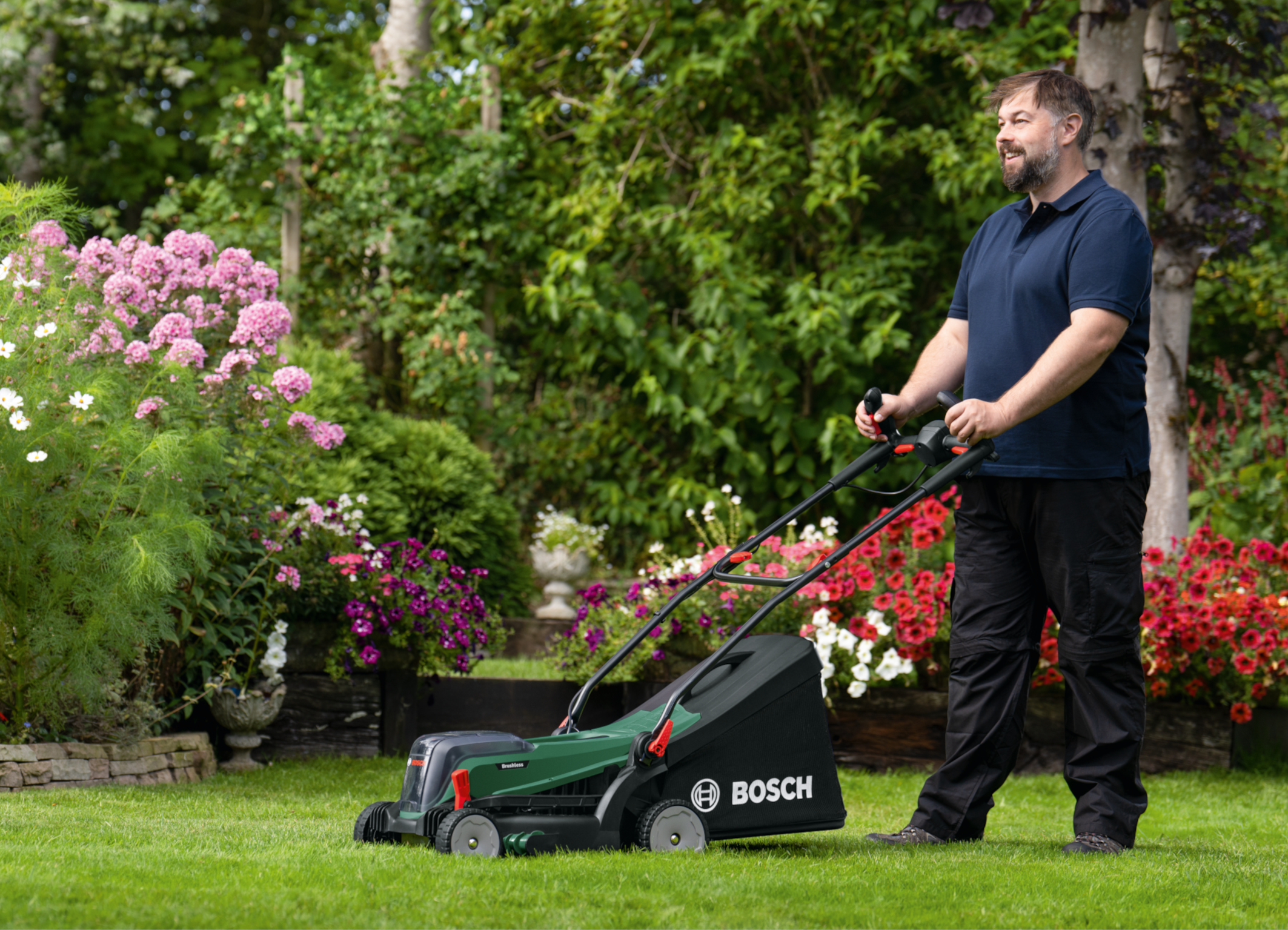 Ergonomic mowing, right up to the edge: First cordless lawnmower from Bosch with two batteries