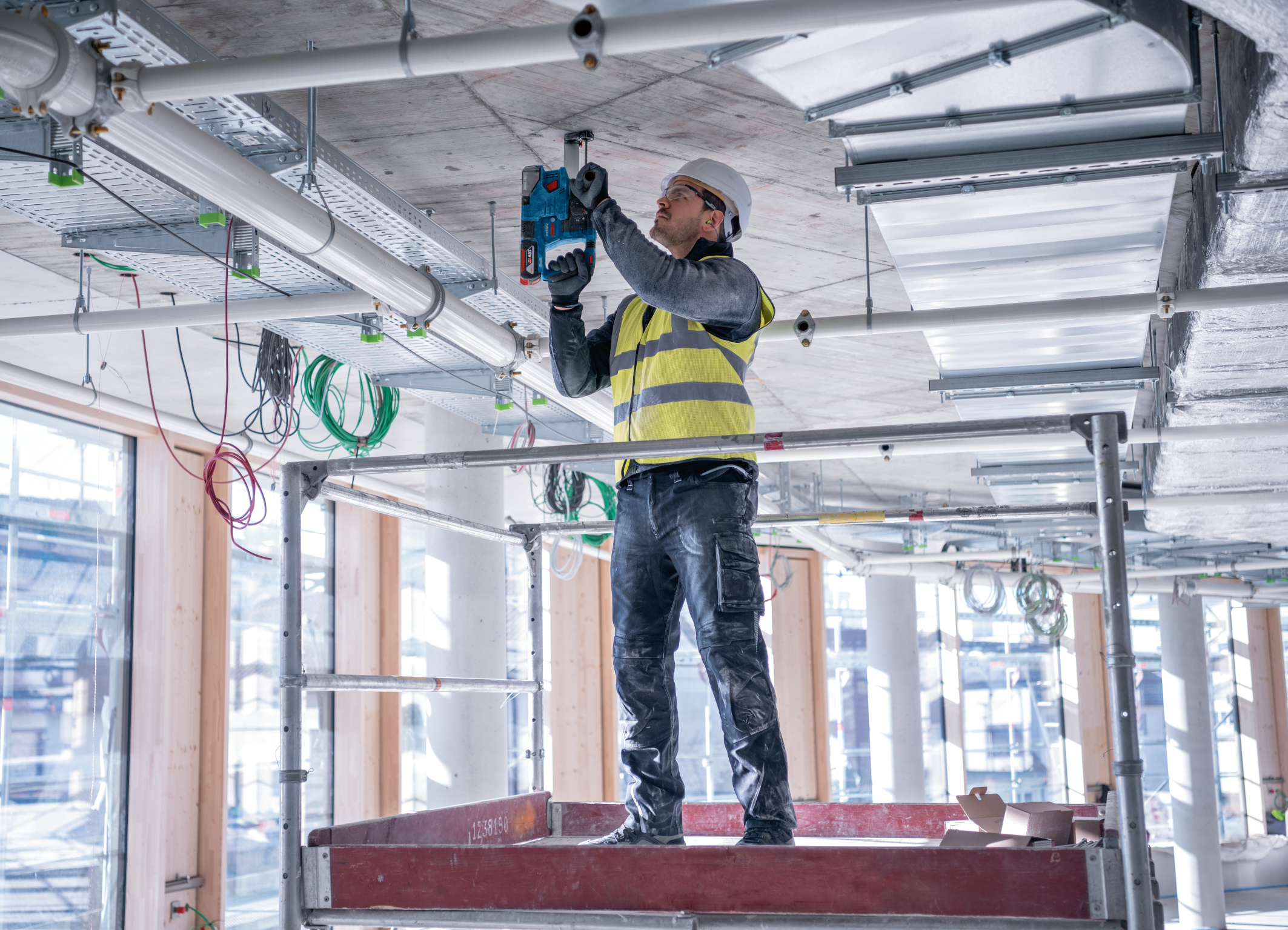 Überkopf-Arbeiten noch leichter und ergonomischer: Kompakter Akku-Bohrhammer mit Staubabsaugung für Profis