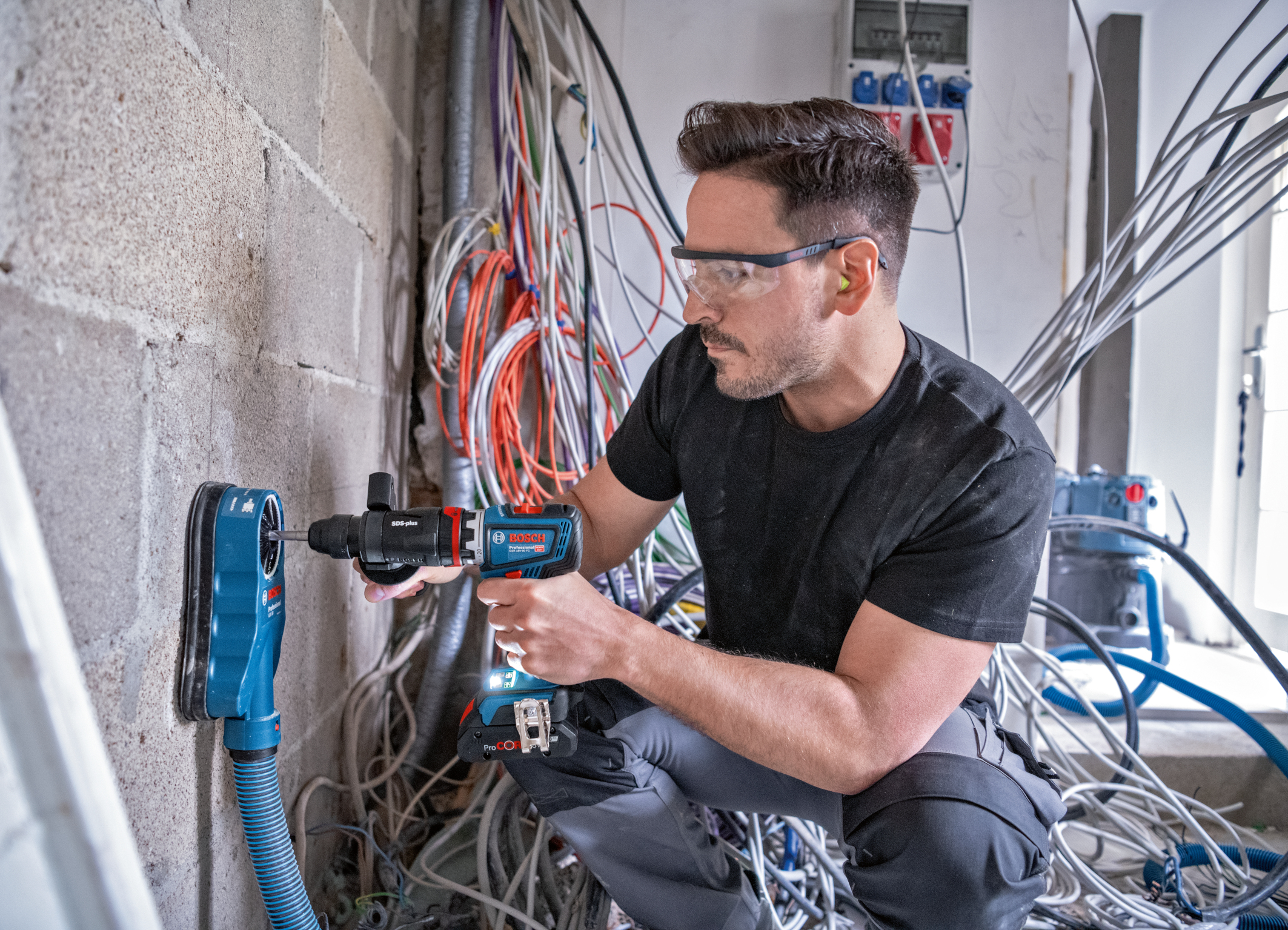 Unique on the market: FlexiClick drill driver from Bosch with rotary hammer attachment